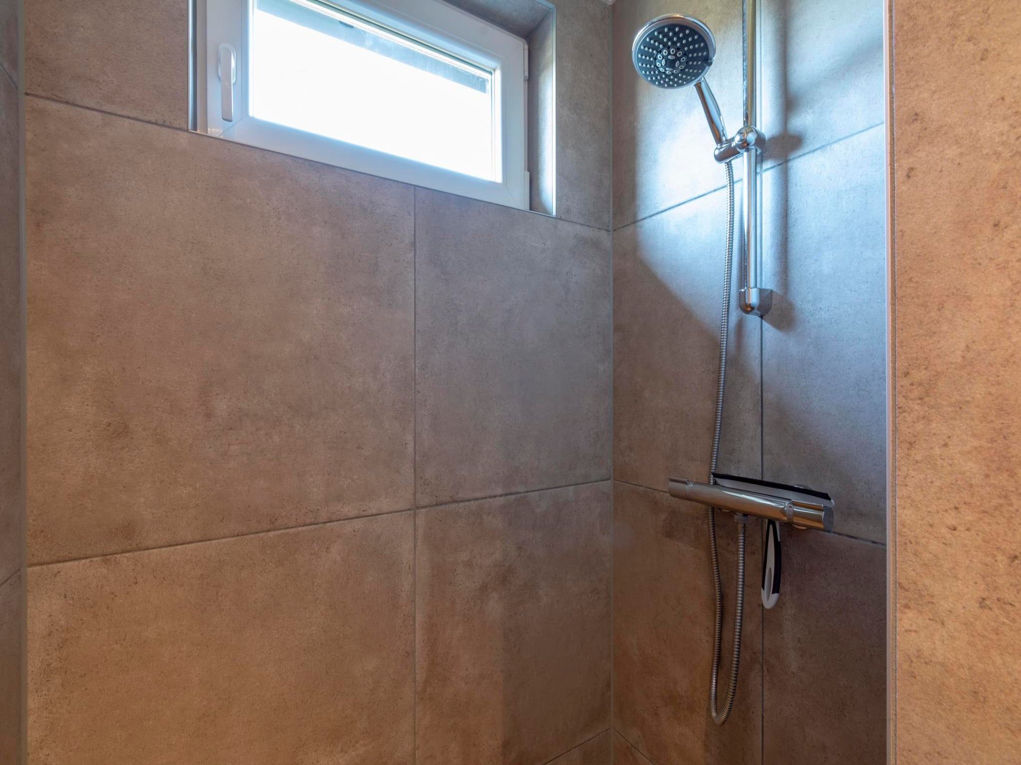 De badkamer van Zeewaard 33 in Sint Maartenszee