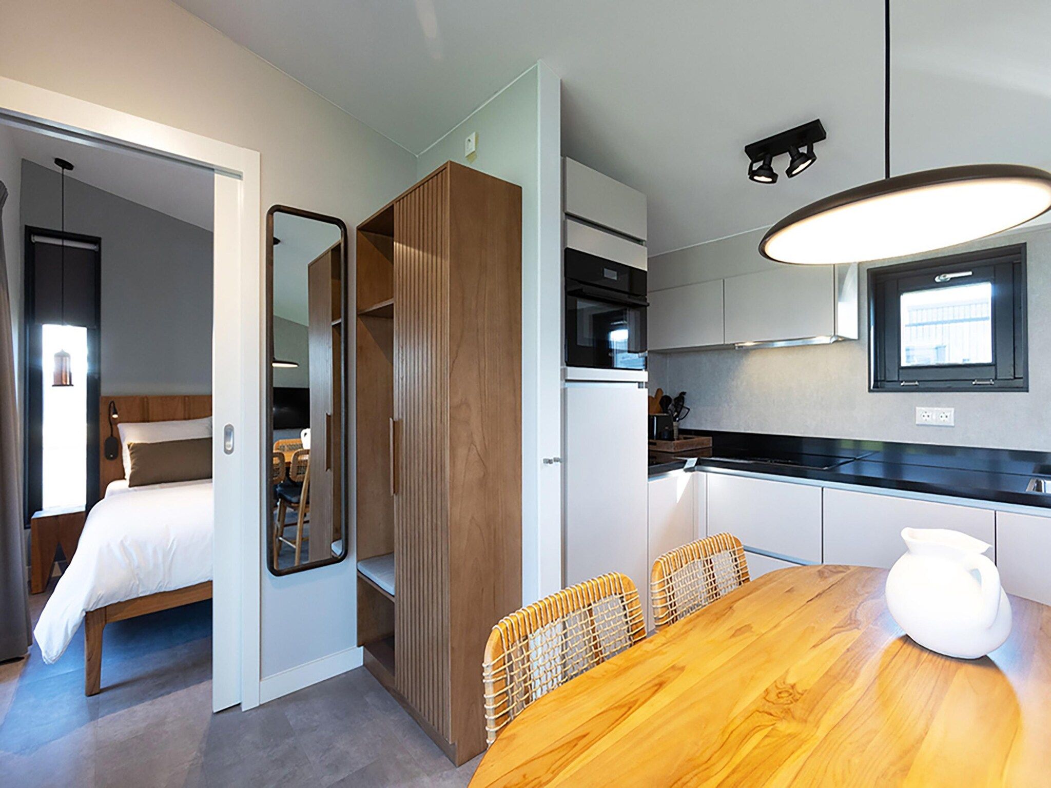 De keuken van Docklodge 12 in Delfstrahuizen