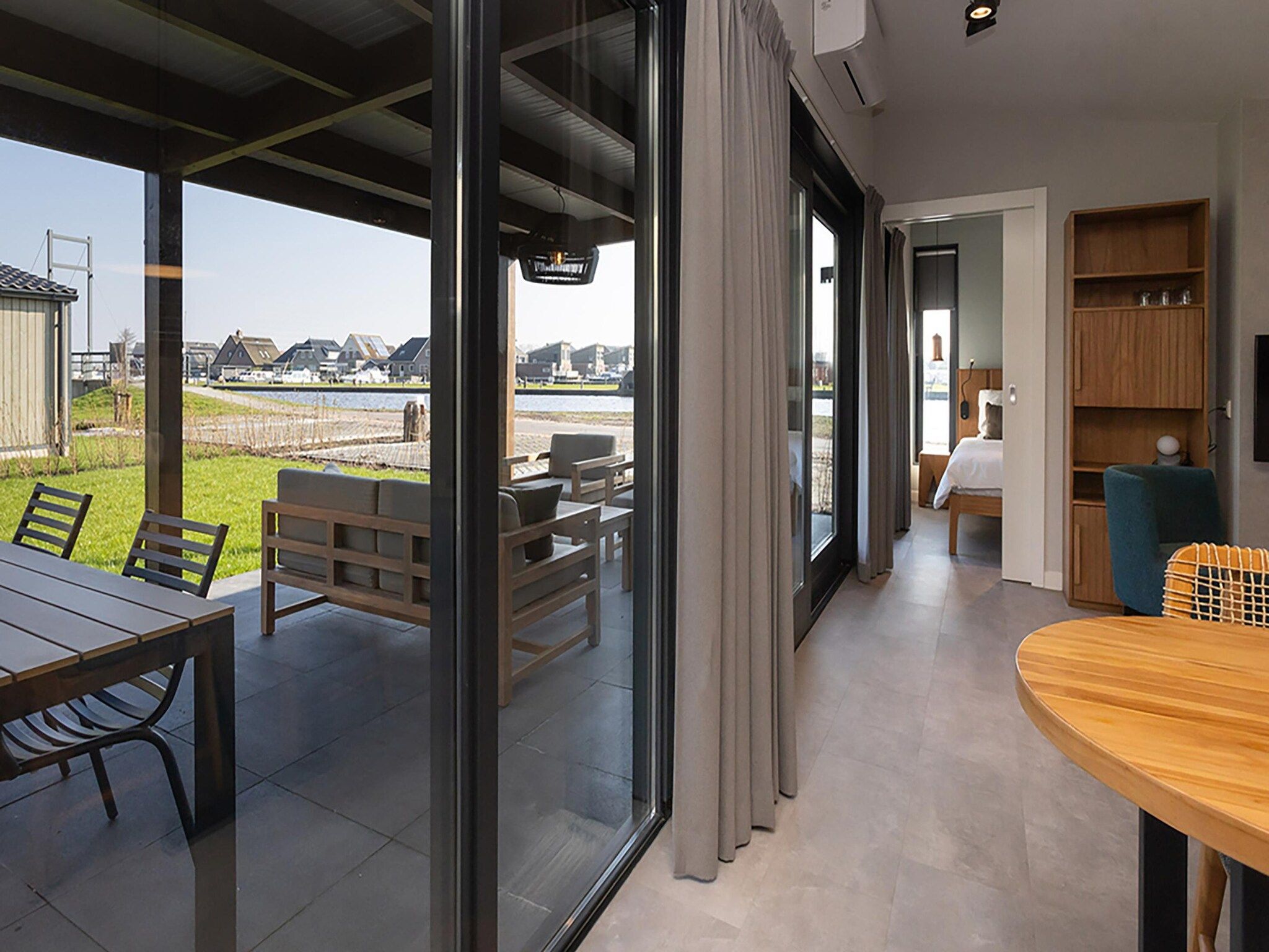 De woonkamer van Docklodge 12 in Delfstrahuizen