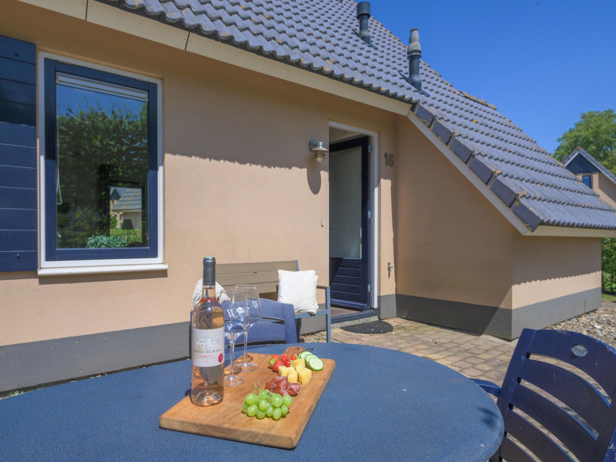 Het terras van 4-persoons bungalow Sondel 16 in Sondel