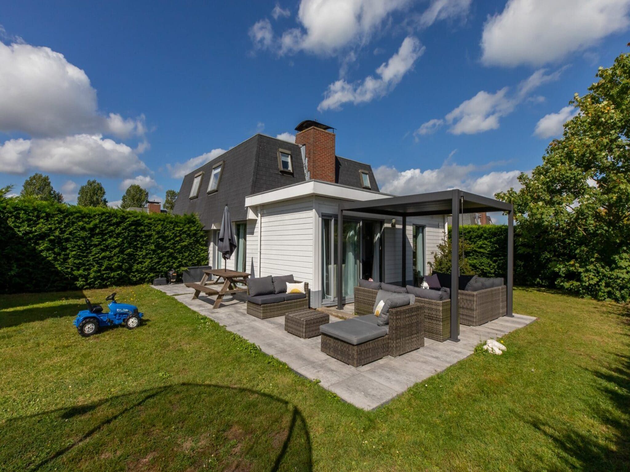 De buitenkant van Strandhuis Schoneveld in Breskens