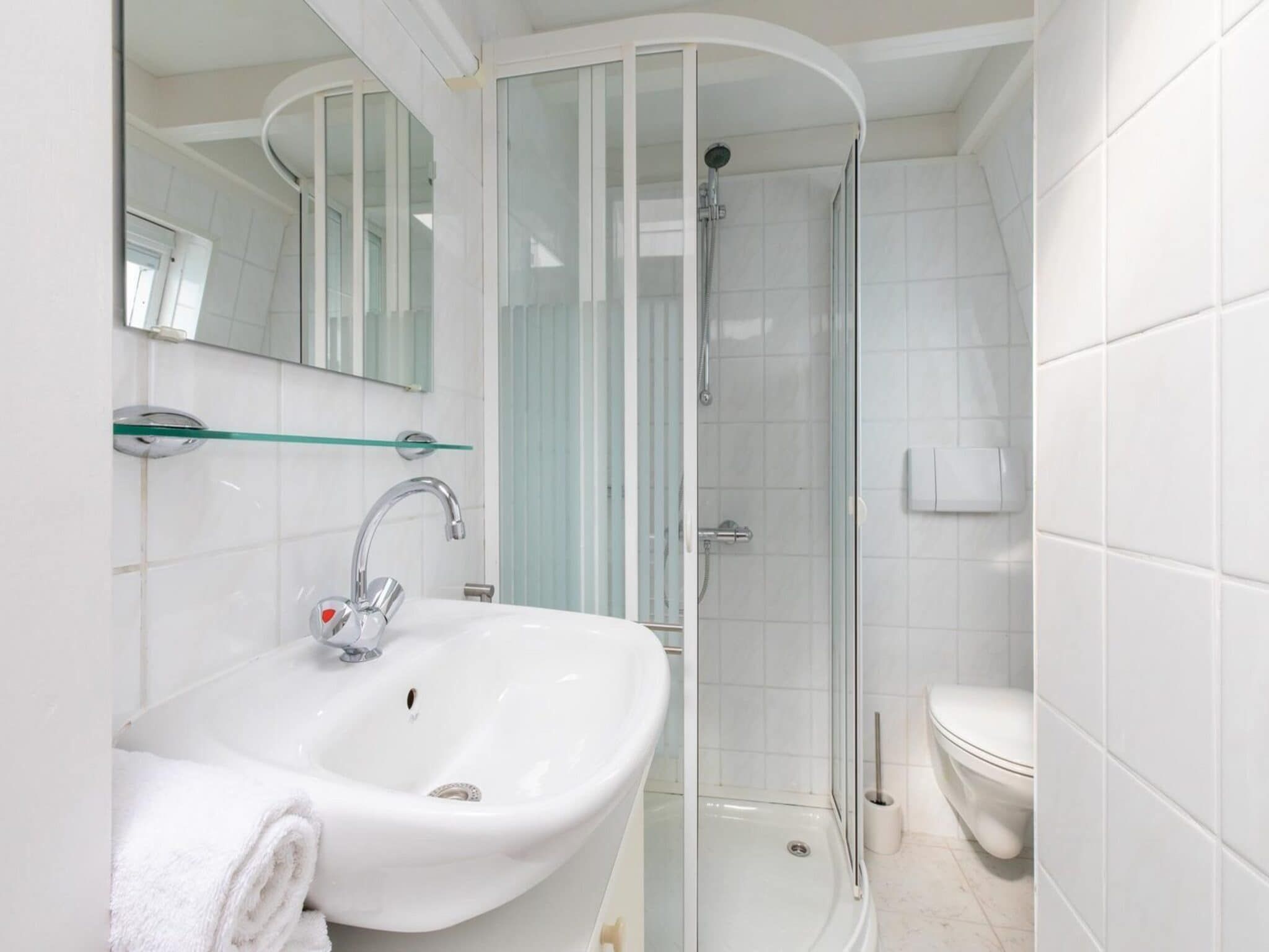 De badkamer van Strandhuis Schoneveld in Breskens
