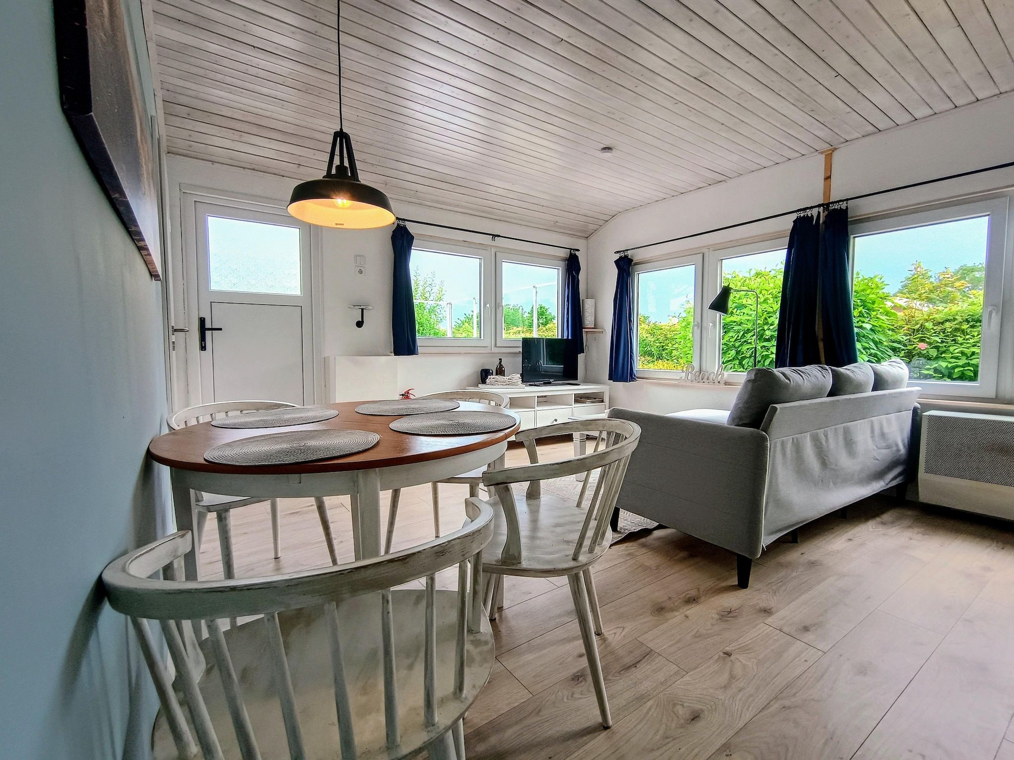 De woonkamer van Cosy Hideout in Dirkshorn