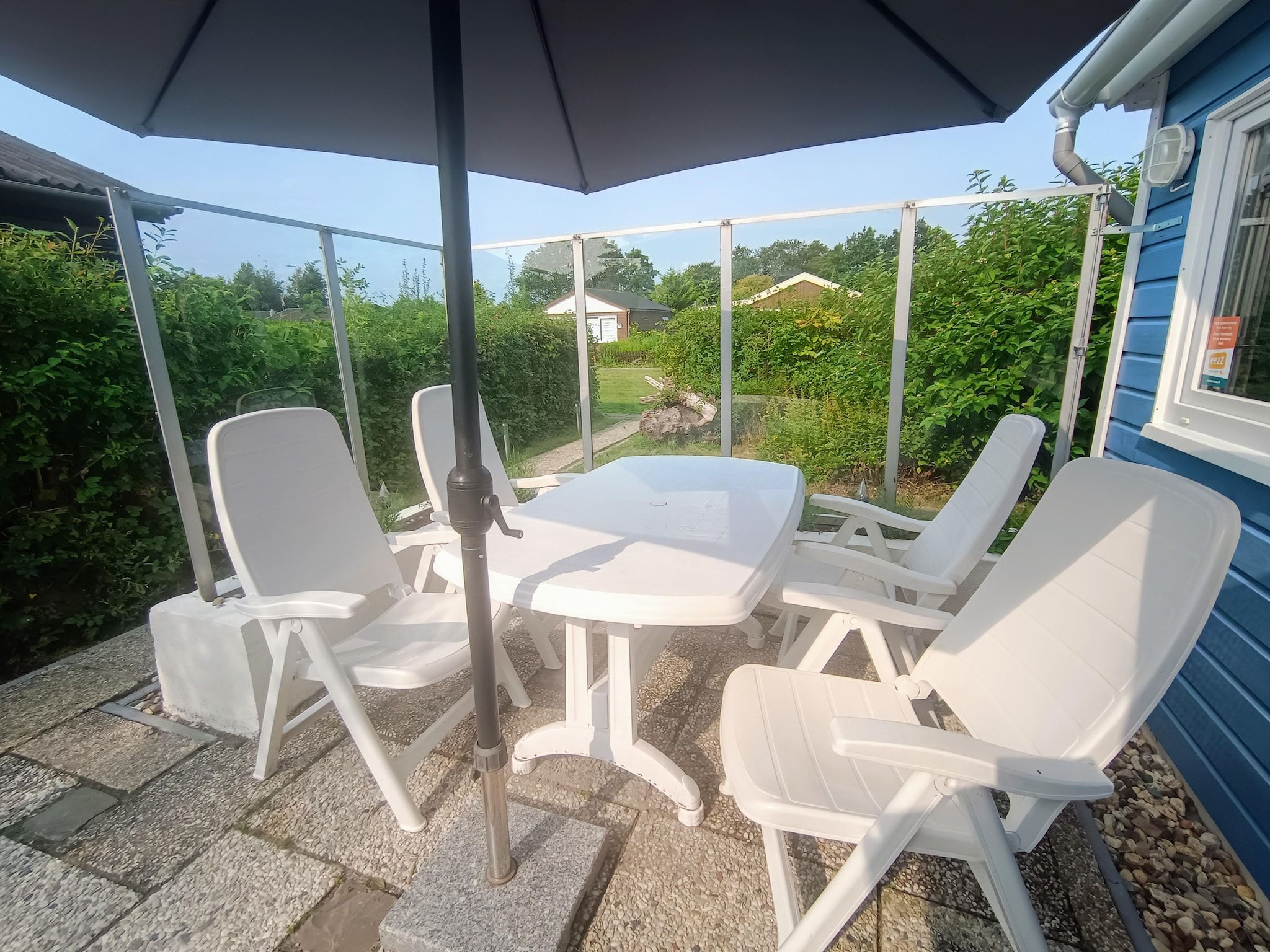 Het terras van Cosy Hideout in Dirkshorn