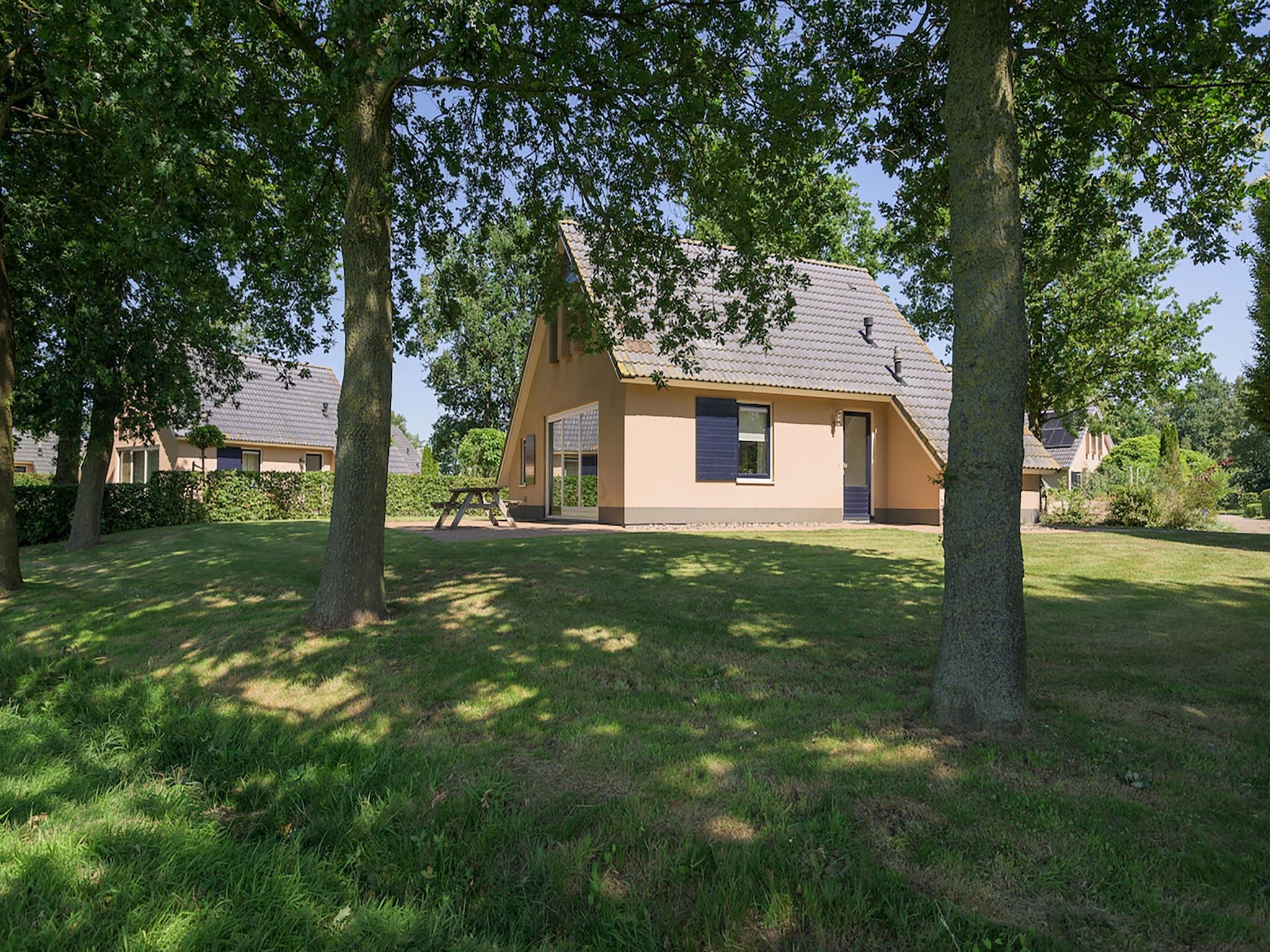 De buitenkant van 6-persoons bungalow 4 in Sondel