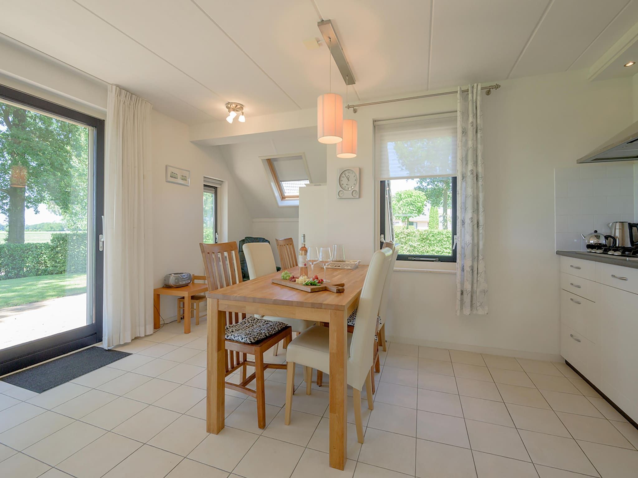 De eetkamer van 6-persoons bungalow 4 in Sondel