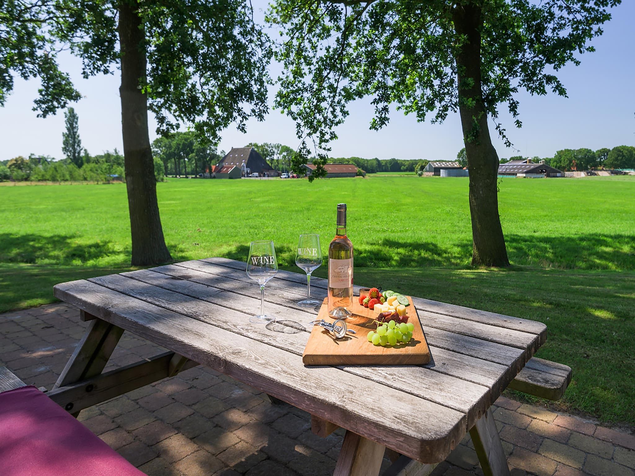 Het terras van 6-persoons bungalow 4 in Sondel