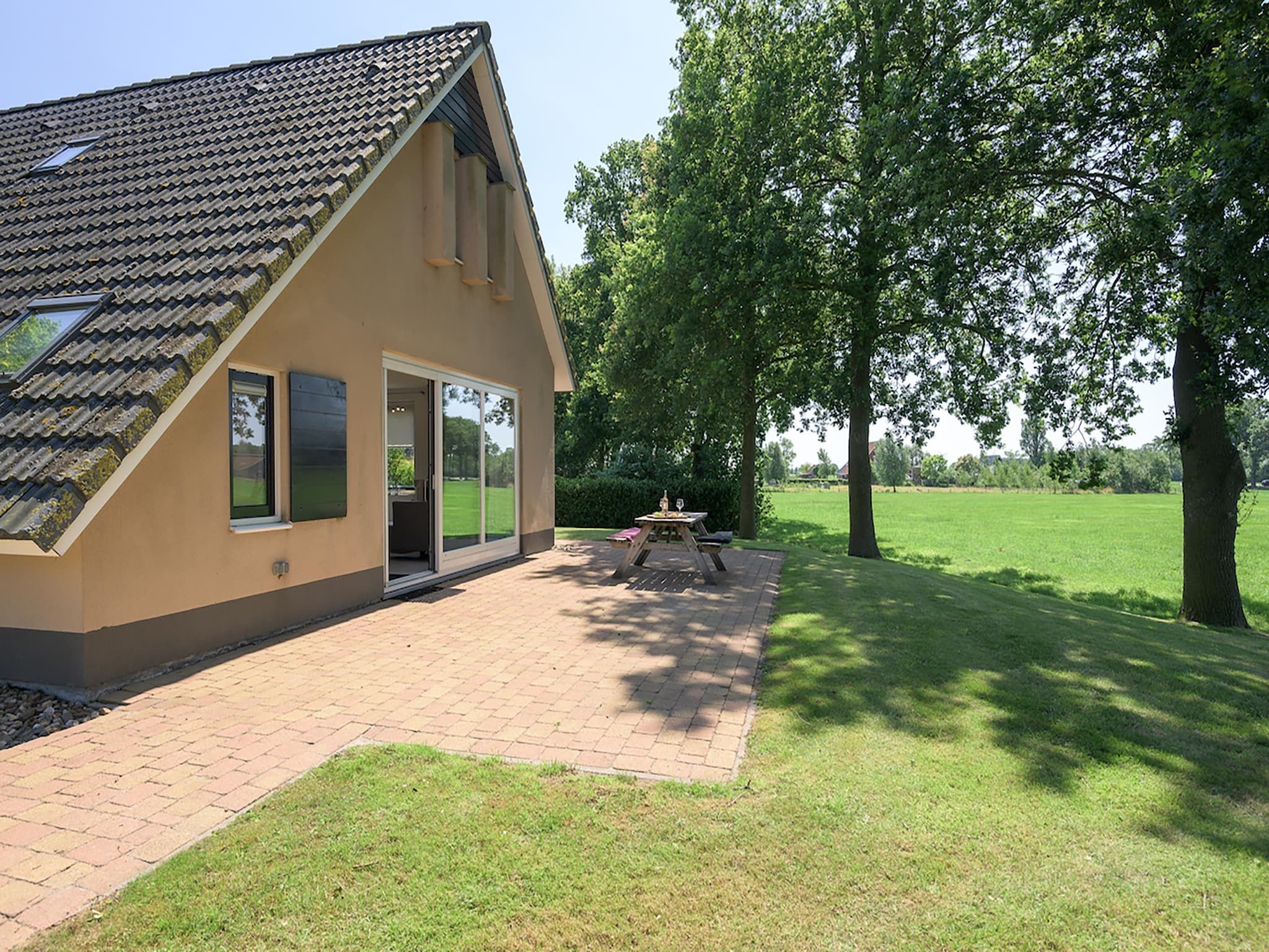 De buitenkant van 6-persoons bungalow 4 in Sondel