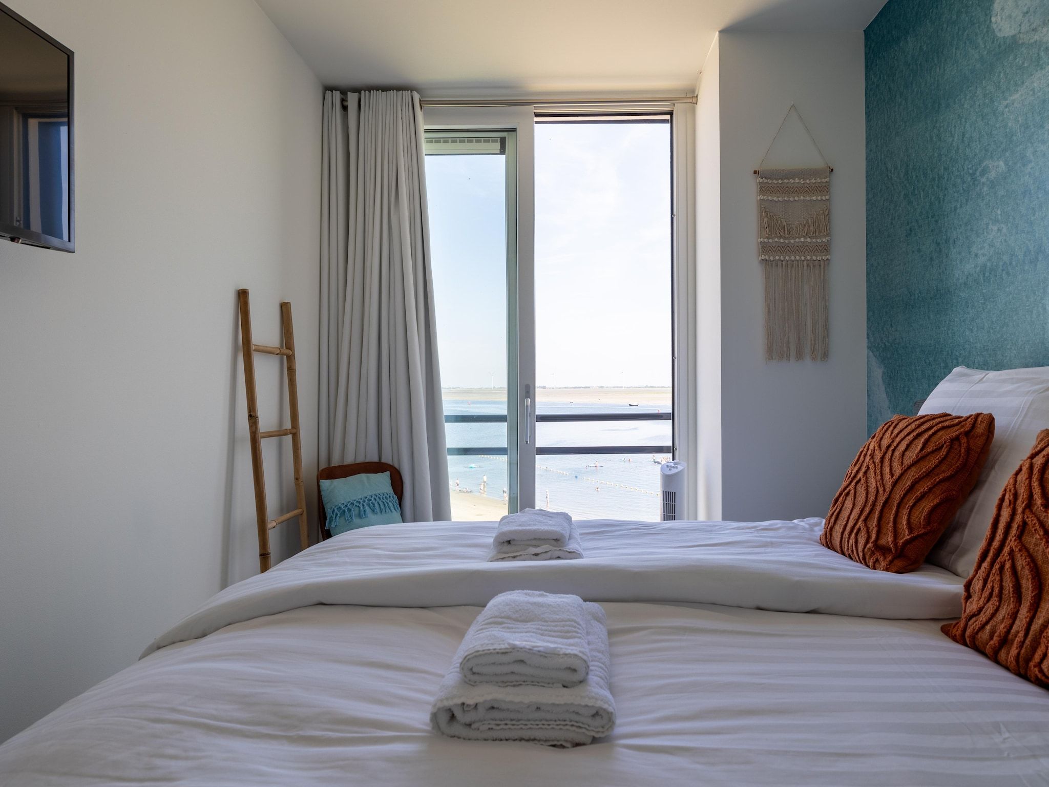 Een slaapkamer van Luxe appartement Vista Maris - Havenweg 8-40  Sint-Annaland Oosterschelde in Sint-Annaland