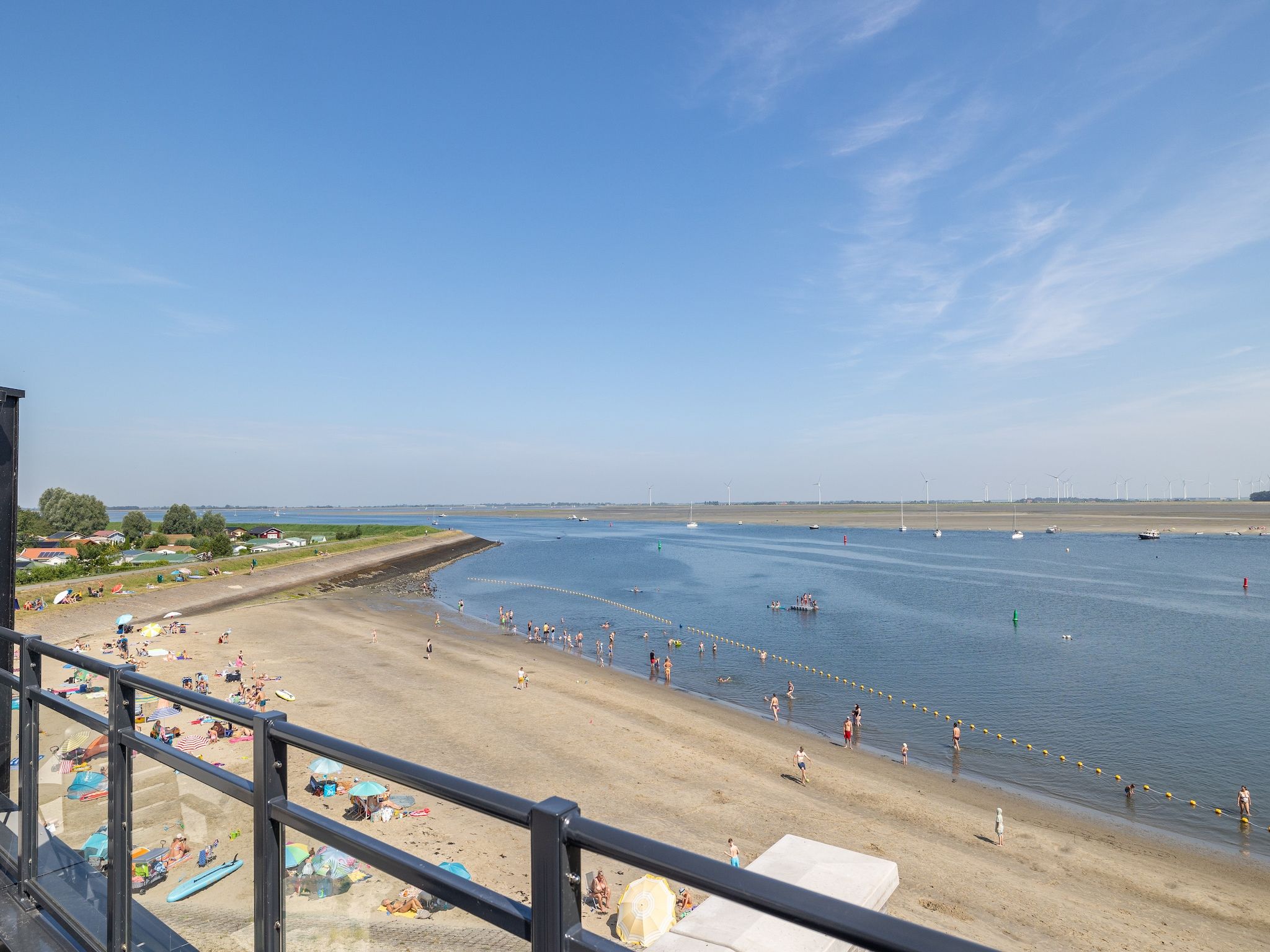 Het uitzicht vanaf Luxe appartement Vista Maris - Havenweg 8-40  Sint-Annaland Oosterschelde in Sint-Annaland