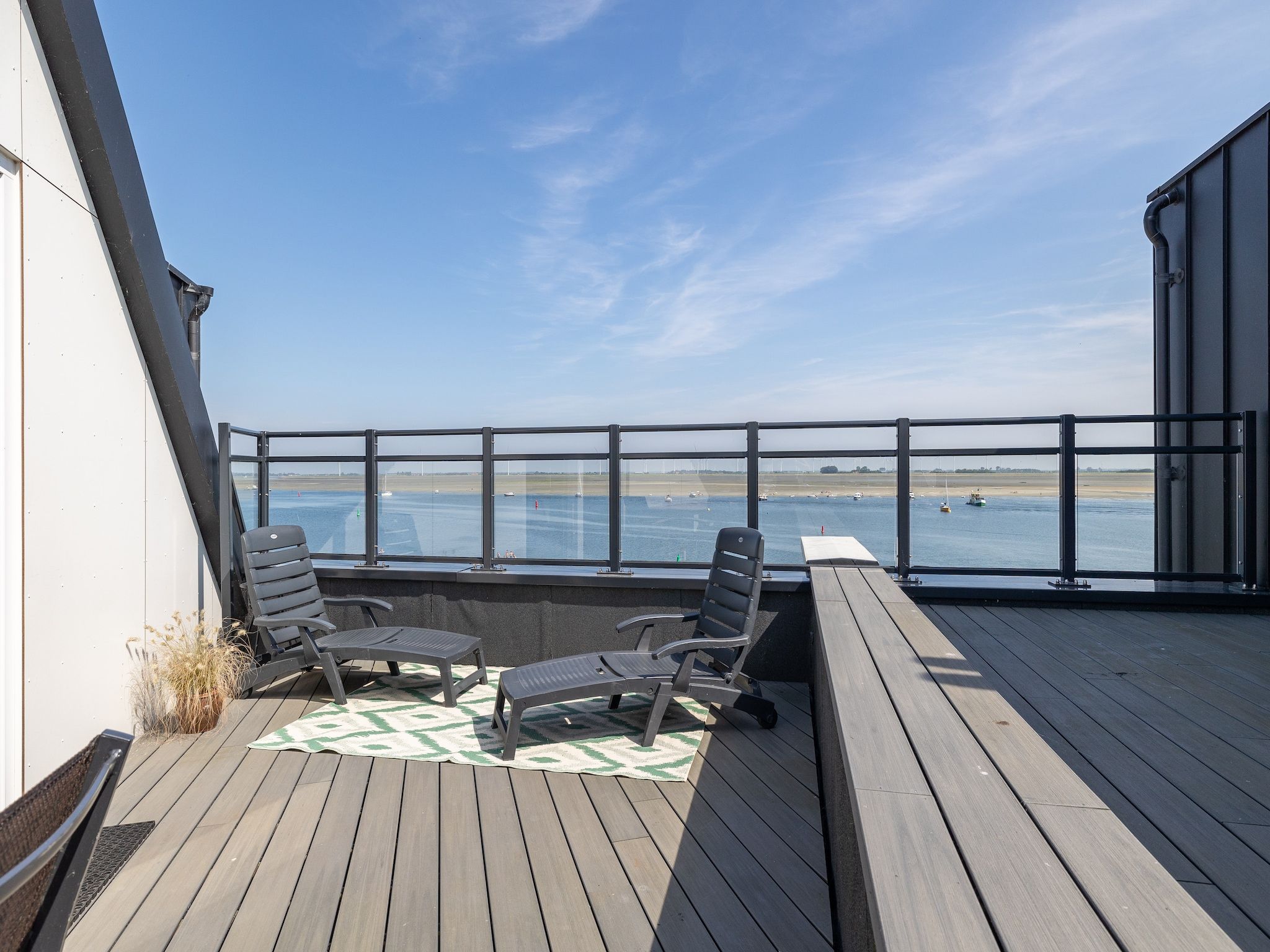 Het terras van Luxe appartement Vista Maris - Havenweg 8-40  Sint-Annaland Oosterschelde in Sint-Annaland