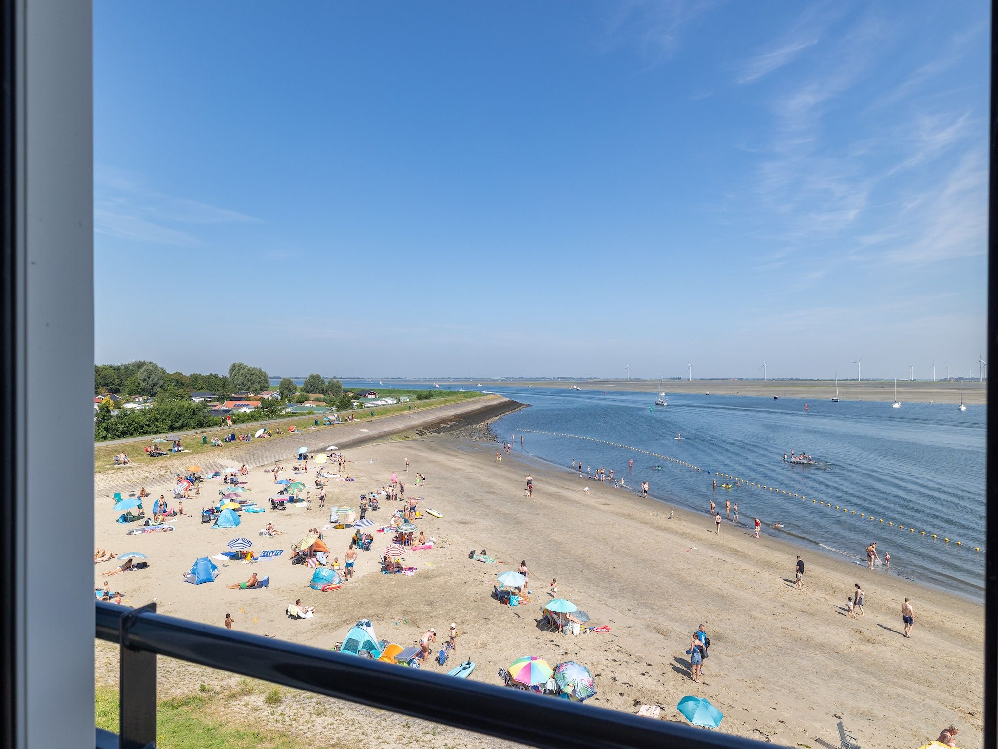 Het uitzicht vanaf Luxe appartement Vista Maris - Havenweg 8-40  Sint-Annaland Oosterschelde in Sint-Annaland