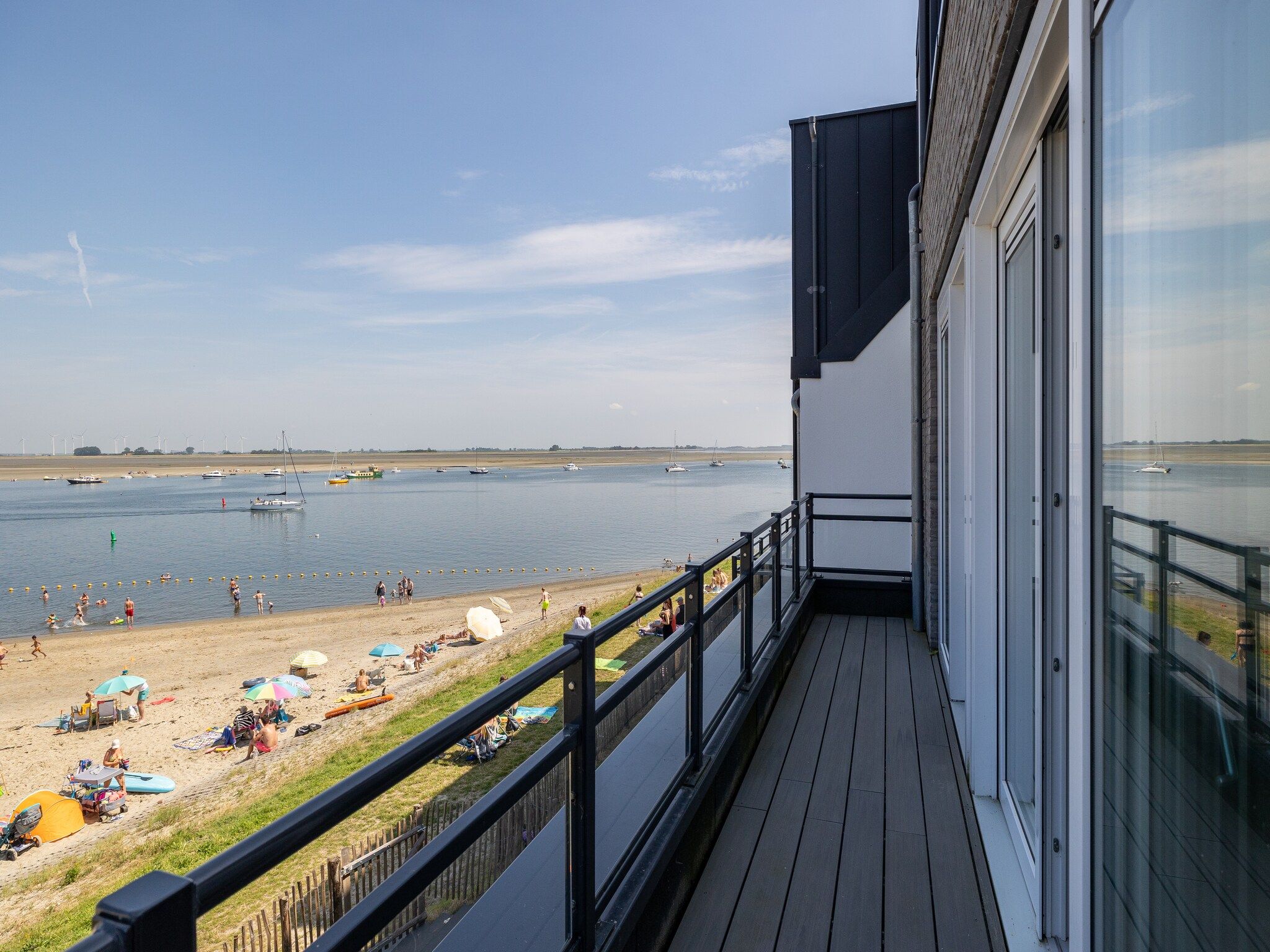 Het uitzicht vanaf Luxe appartement Vista Maris - Havenweg 8-46  Sint-Annaland Oosterschelde in Sint-Annaland