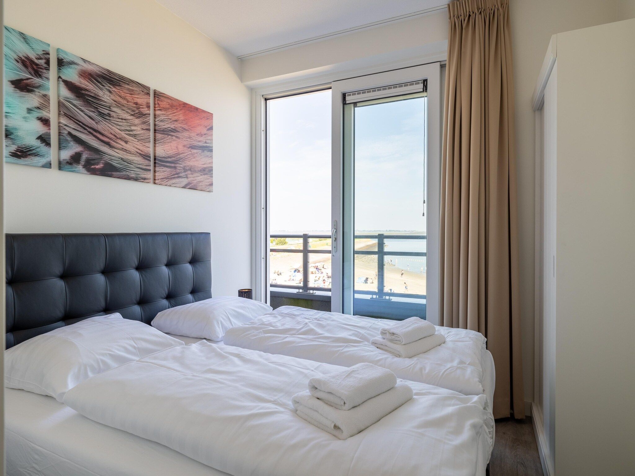 Een slaapkamer van Luxe appartement Vista Maris - Havenweg 8-46  Sint-Annaland Oosterschelde in Sint-Annaland
