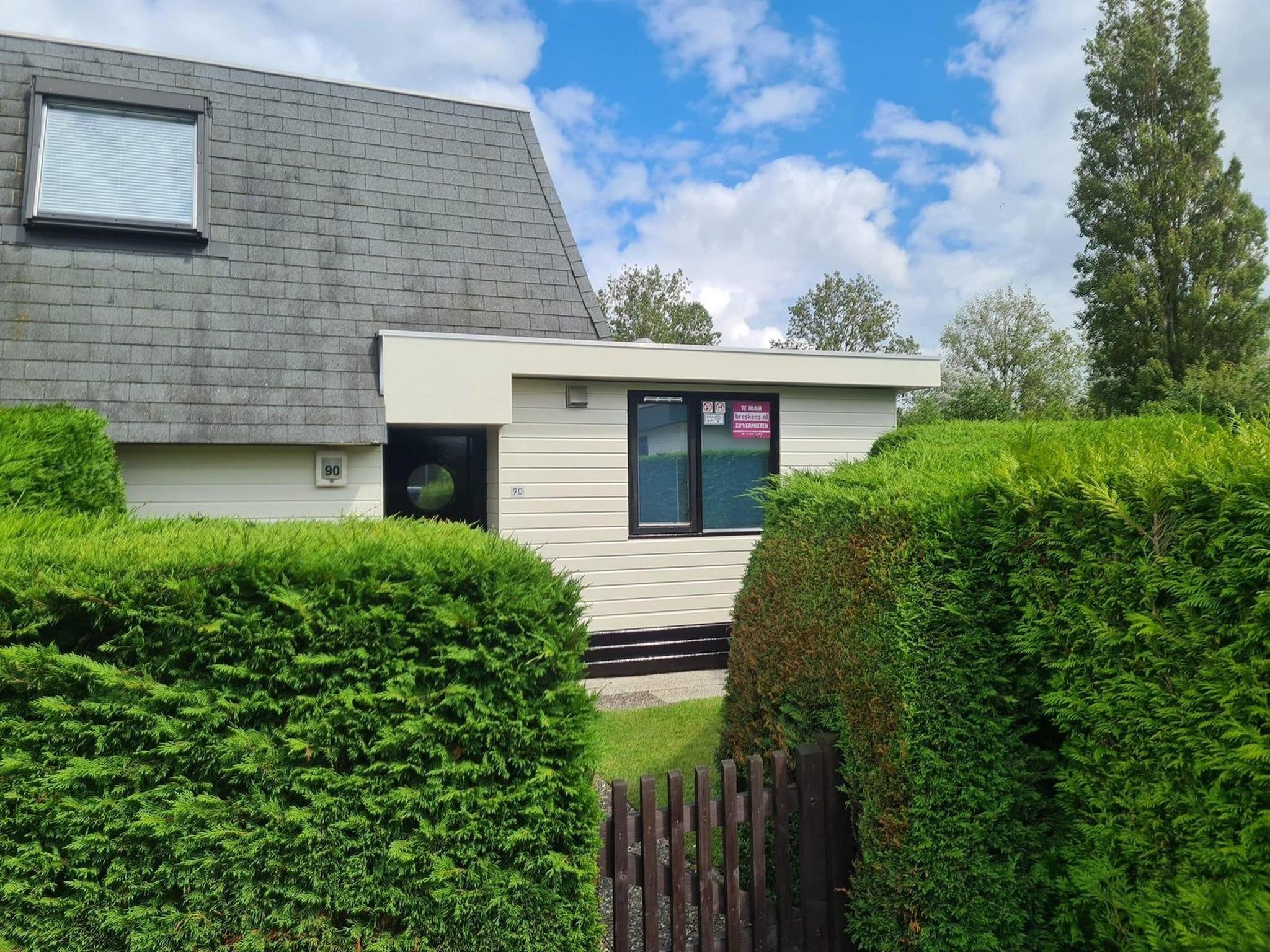 De buitenkant van Schoneveld 90 Zeester Breskens in Breskens