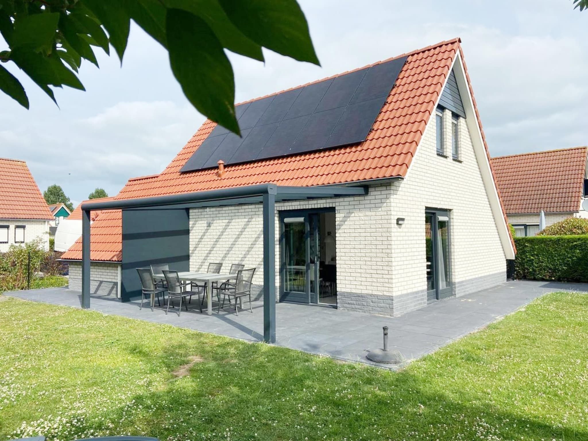 De buitenkant van Schoneveld 114 Zeemeeuw Breskens in Breskens
