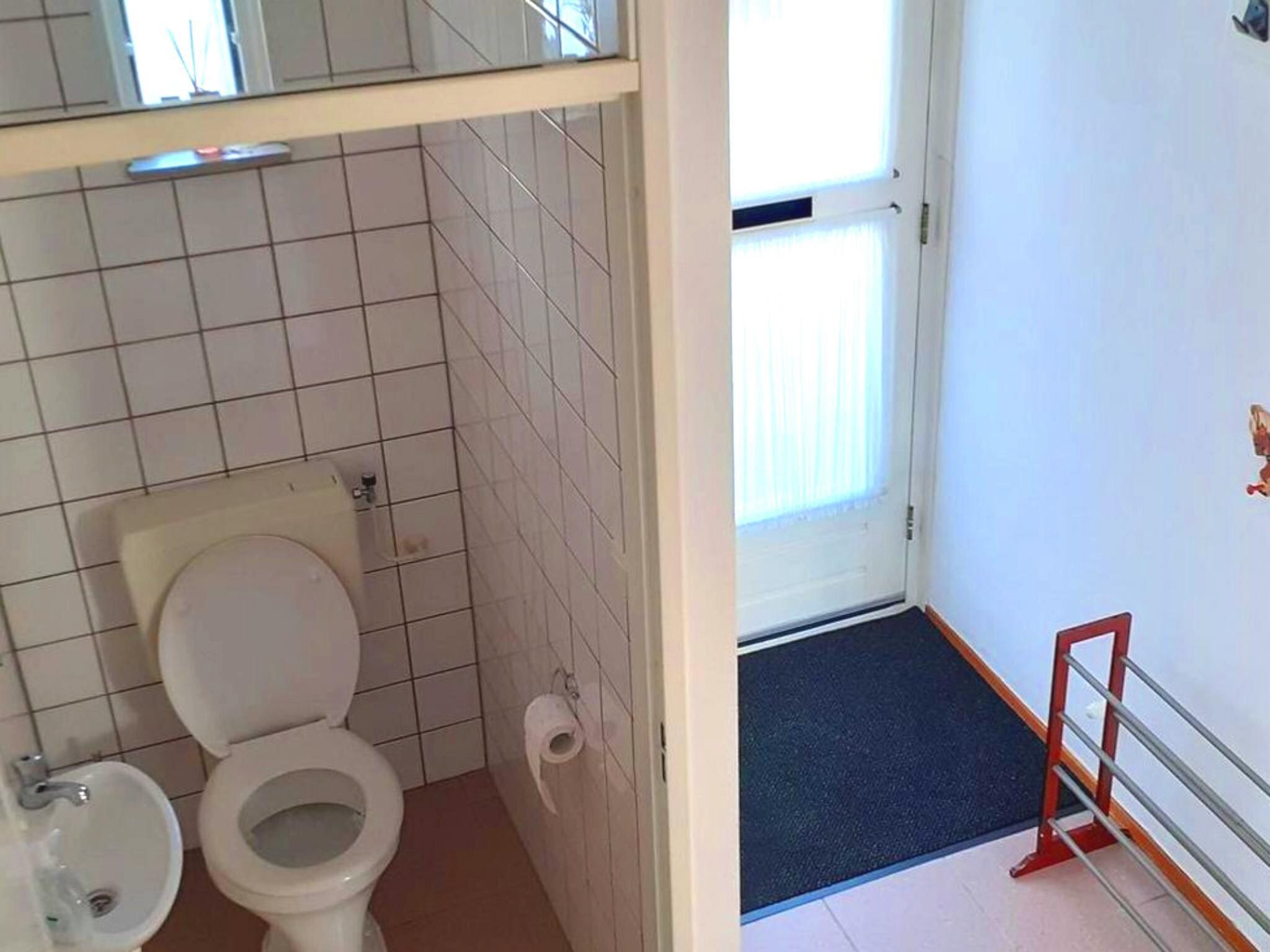 De badkamer van Fort Soleil 30 Zeezwaluw Breskens in Breskens