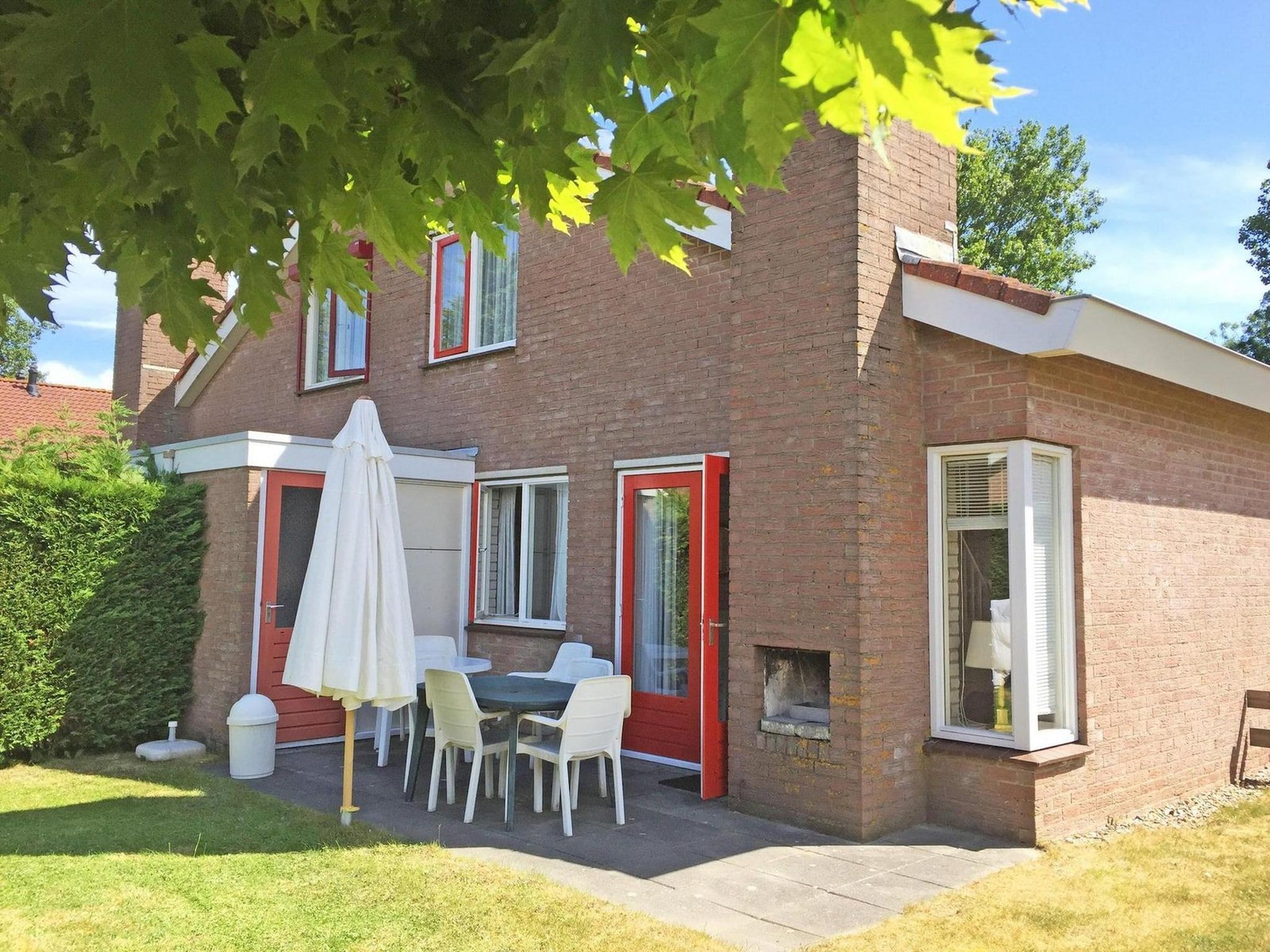 De buitenkant van Schoneveld 371 Strandparel Breskens in Breskens