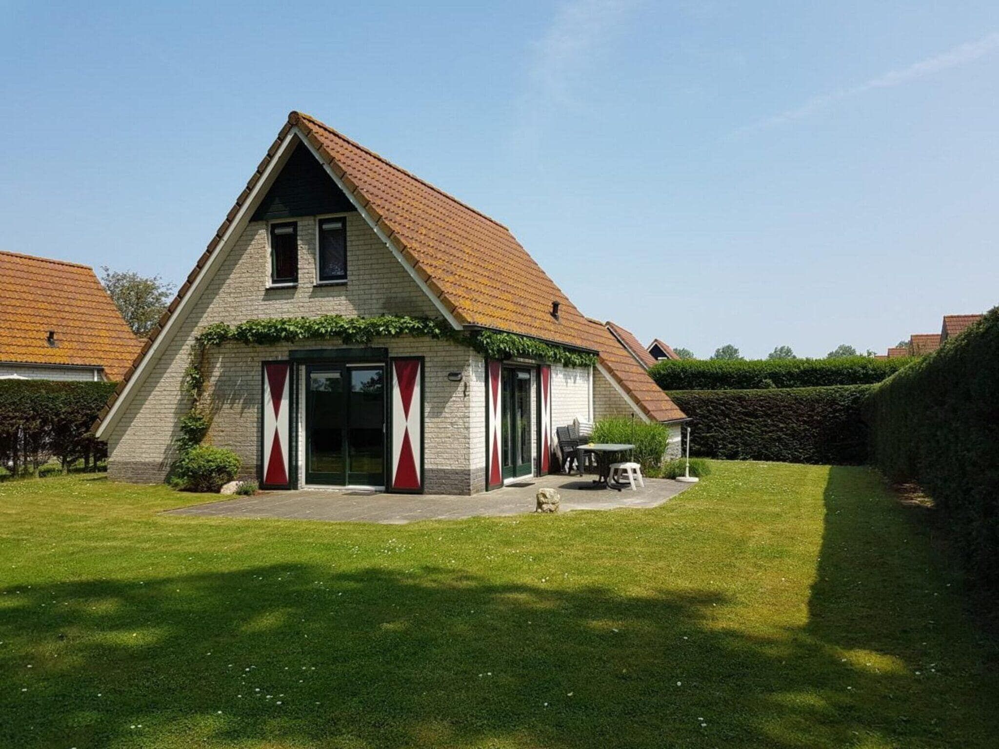 De buitenkant van Schoneveld 170 Zeemeeuw Breskens in Breskens