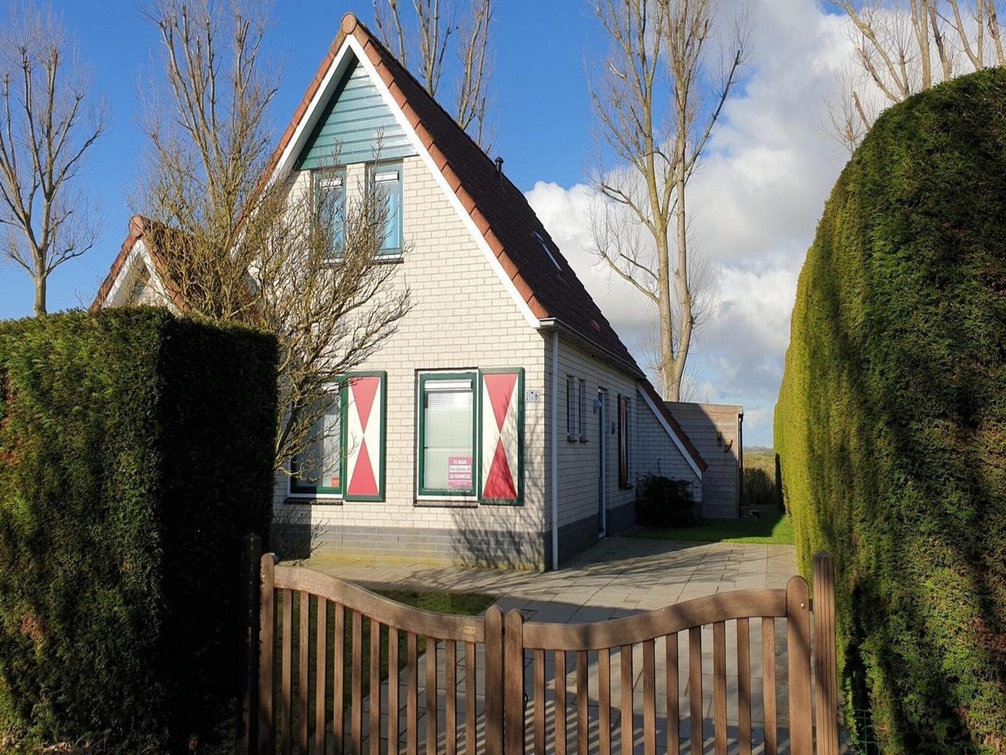 De buitenkant van Schoneveld 176 Zeemeeuw Breskens in Breskens