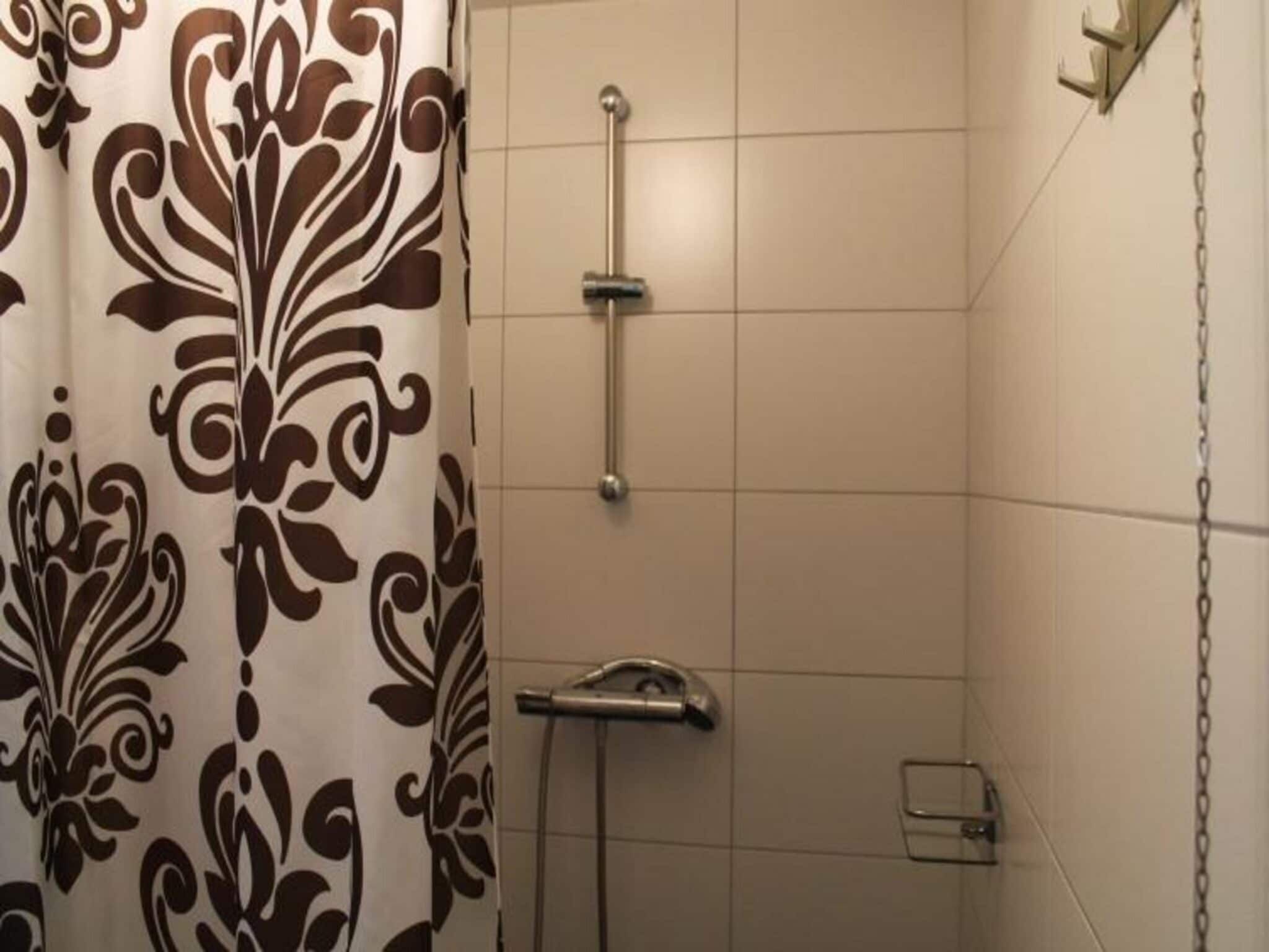 De badkamer van Schoneveld 183 Duinroos Breskens in Breskens