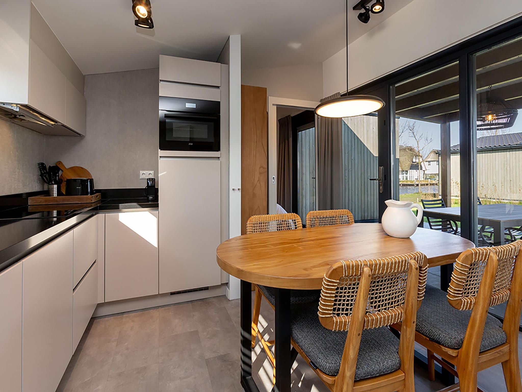 De eetkamer van Docklodge 18 in Delfstrahuizen