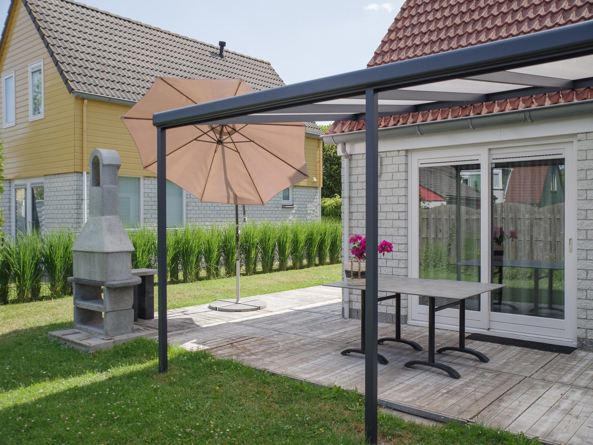 Het terras van Villapark De Oesterbaai 10 in Wemeldinge
