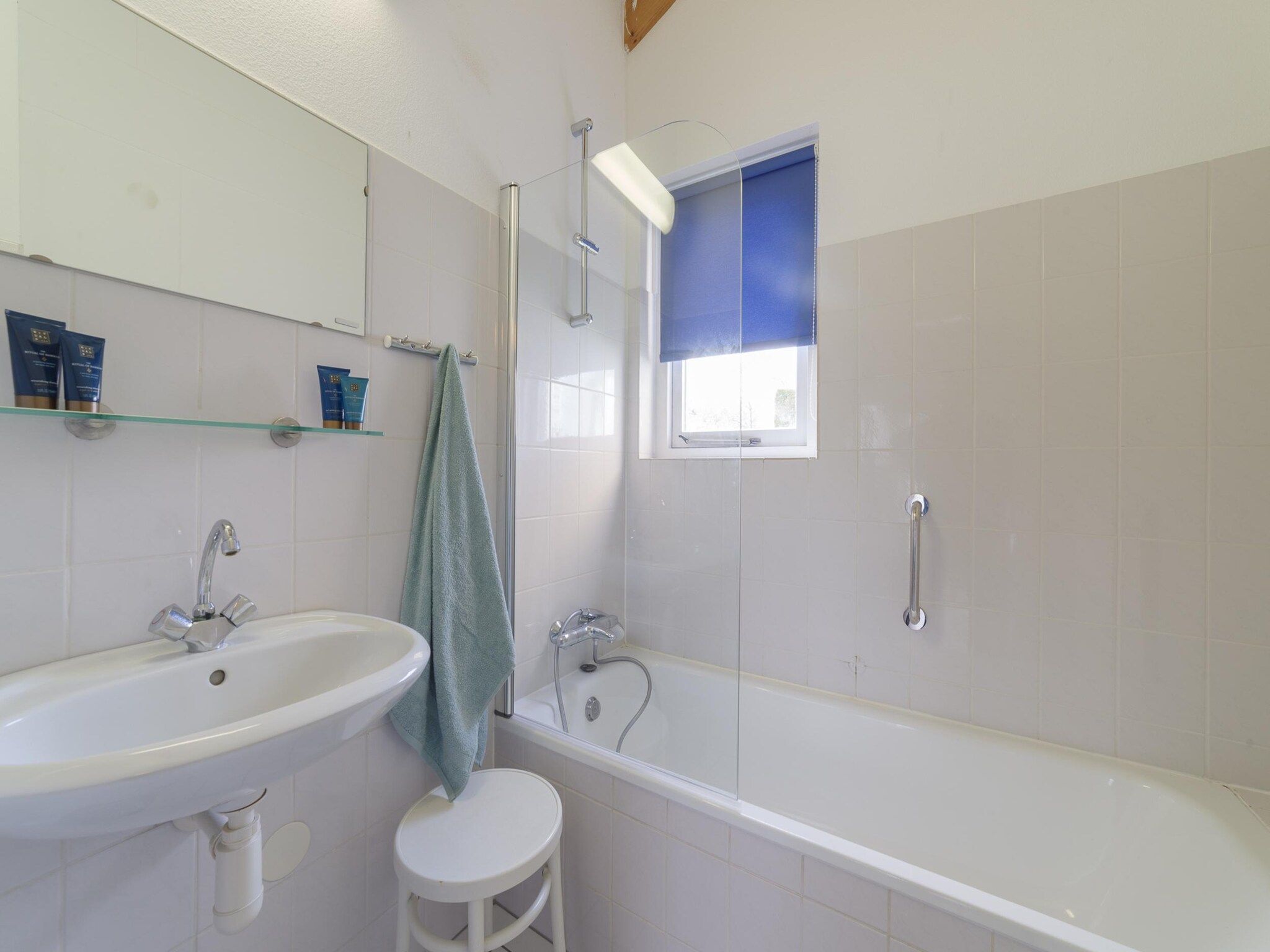 De badkamer van Villapark De Oesterbaai 17 in Wemeldinge