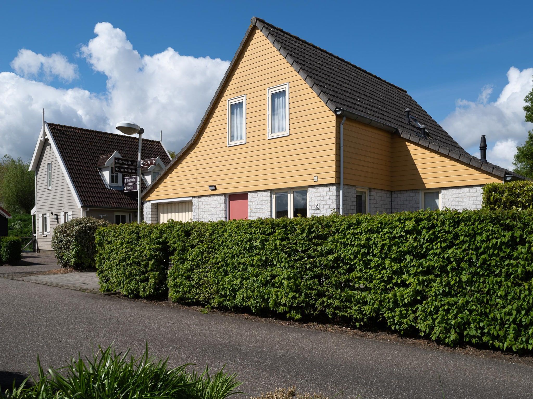 De buitenkant van Villapark De Oesterbaai 75 in Wemeldinge