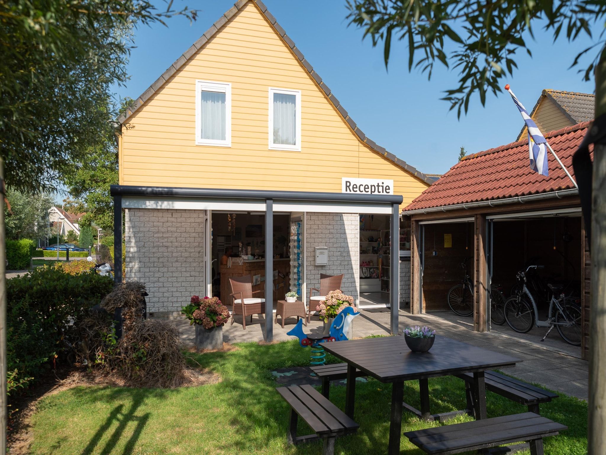De tuin van Villapark De Oesterbaai 77 in Wemeldinge