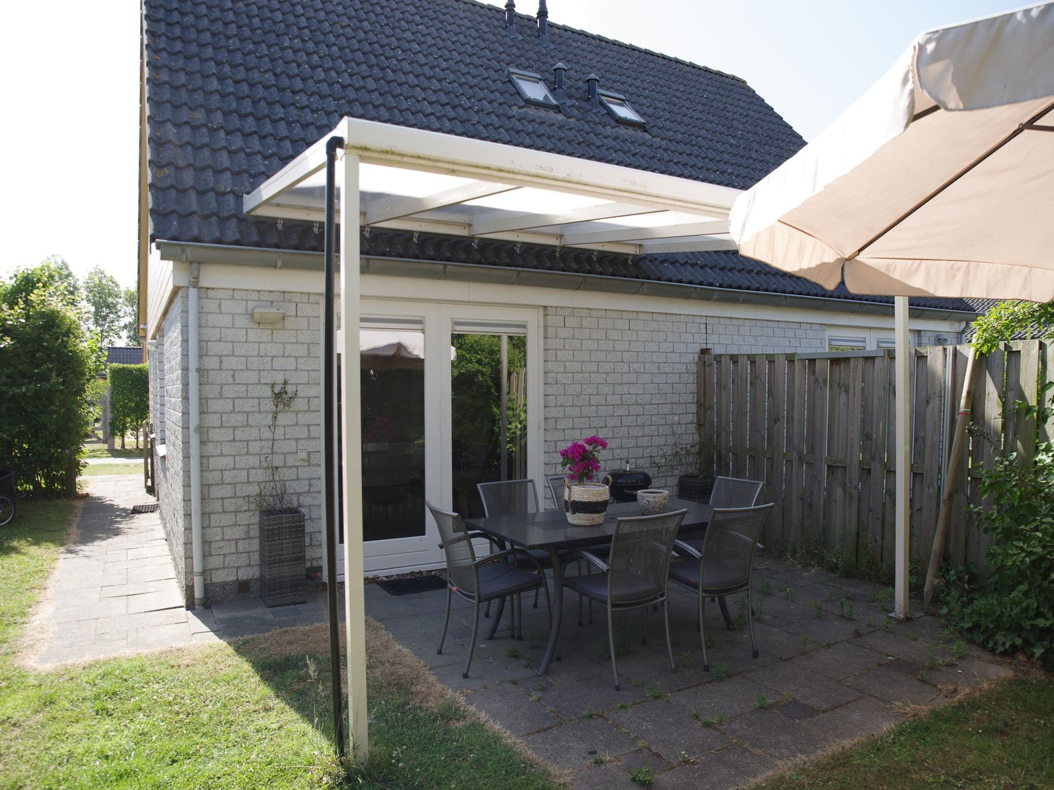 Het terras van Villapark De Oesterbaai 89 in Wemeldinge
