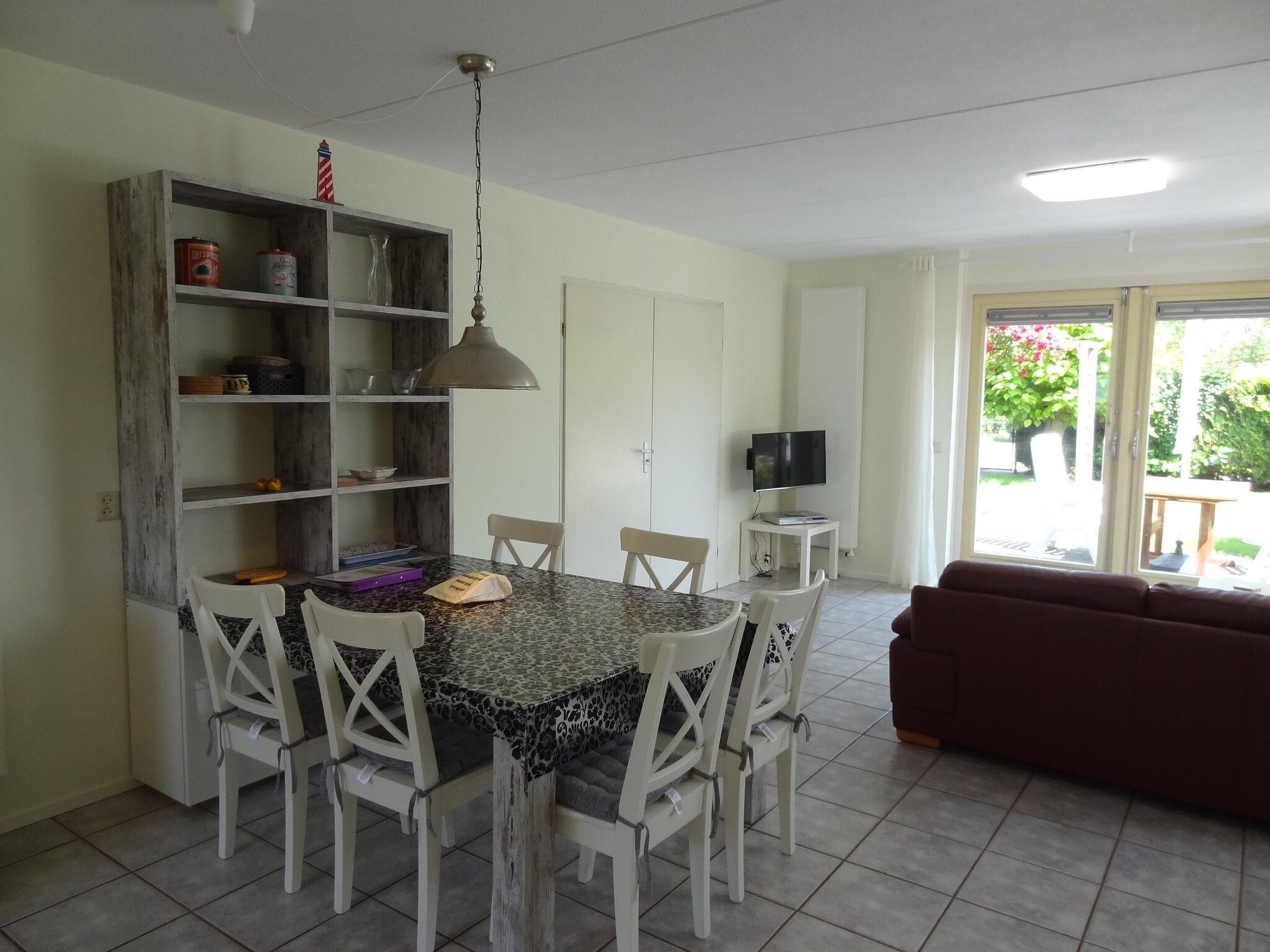 De eetkamer van Villapark De Oesterbaai 92 in Wemeldinge