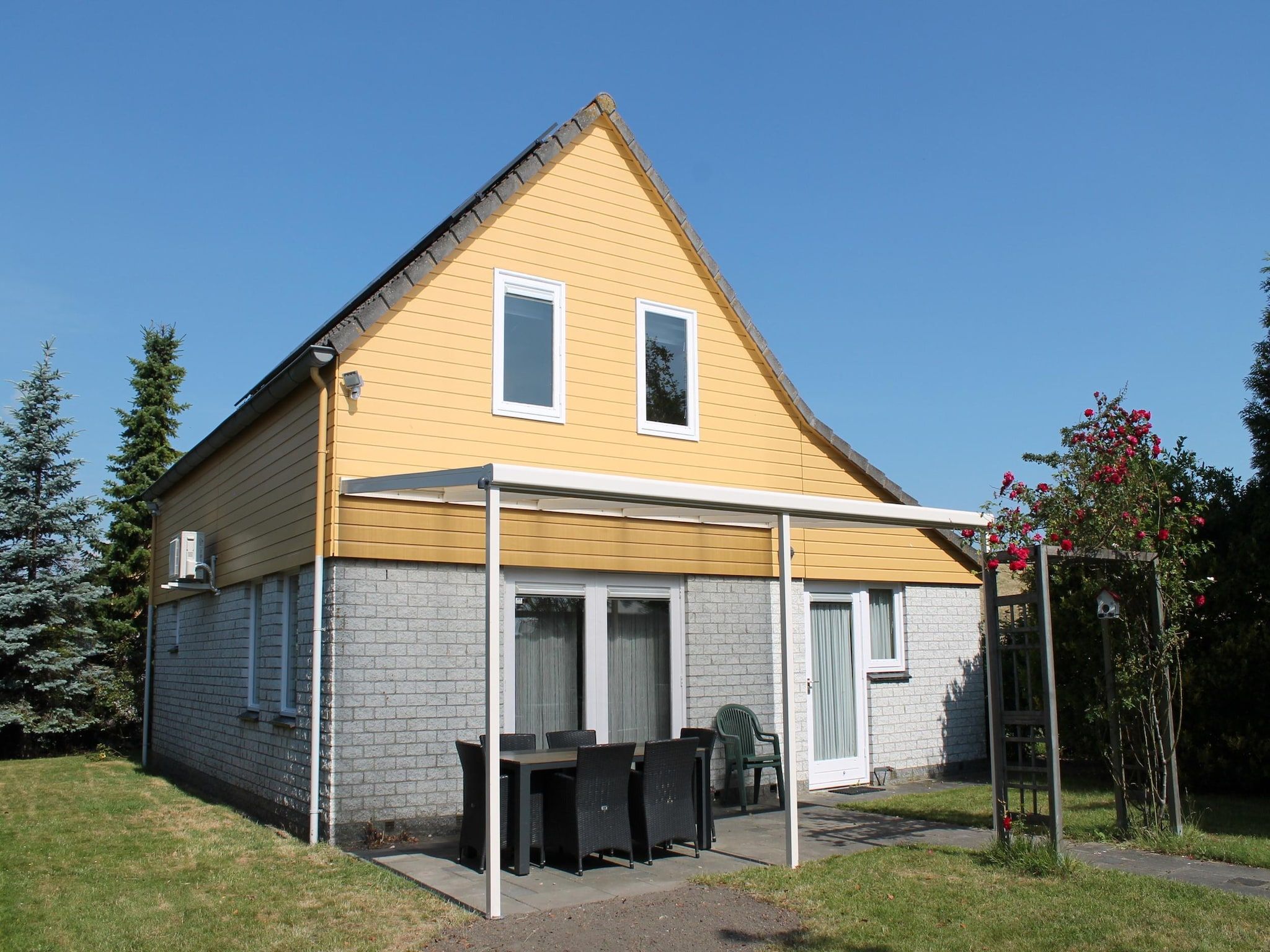 De buitenkant van Villapark De Oesterbaai 92 in Wemeldinge