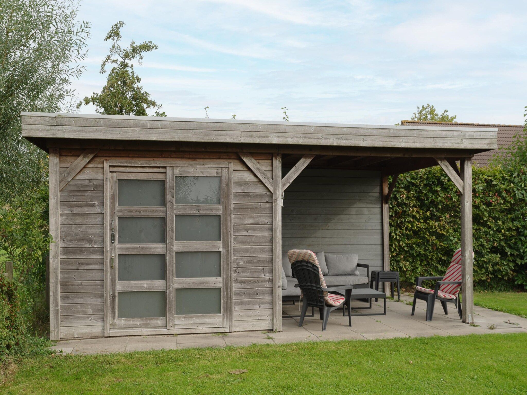 Het terras van Villapark De Oesterbaai 96 in Wemeldinge