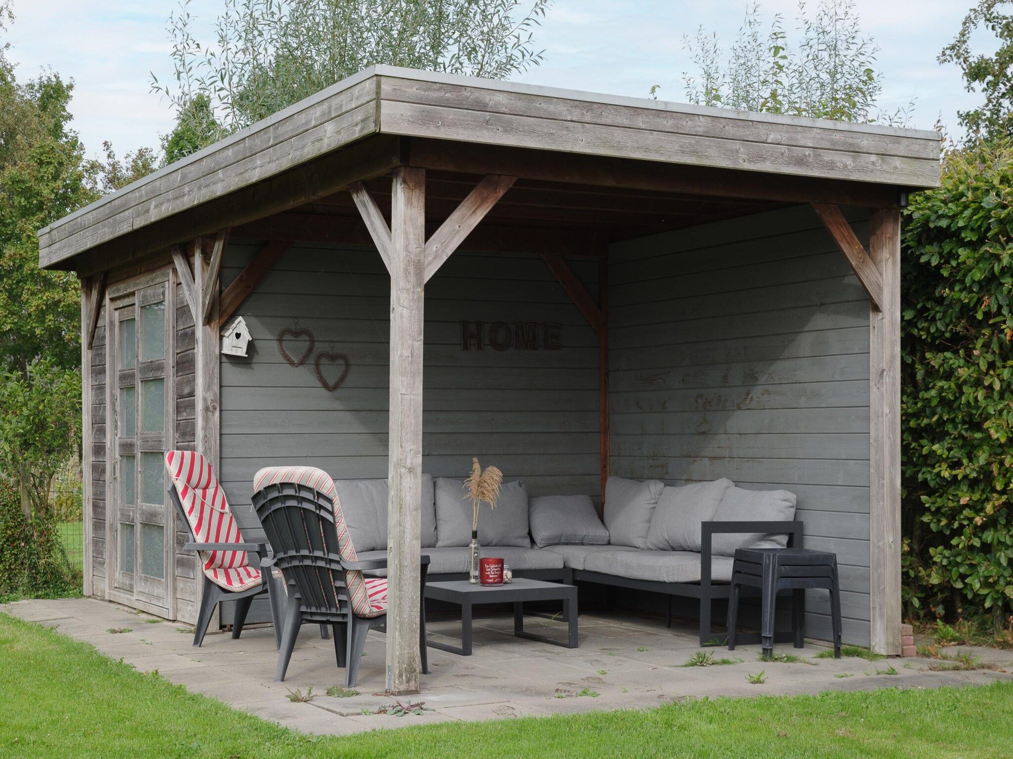 Het terras van Villapark De Oesterbaai 96 in Wemeldinge