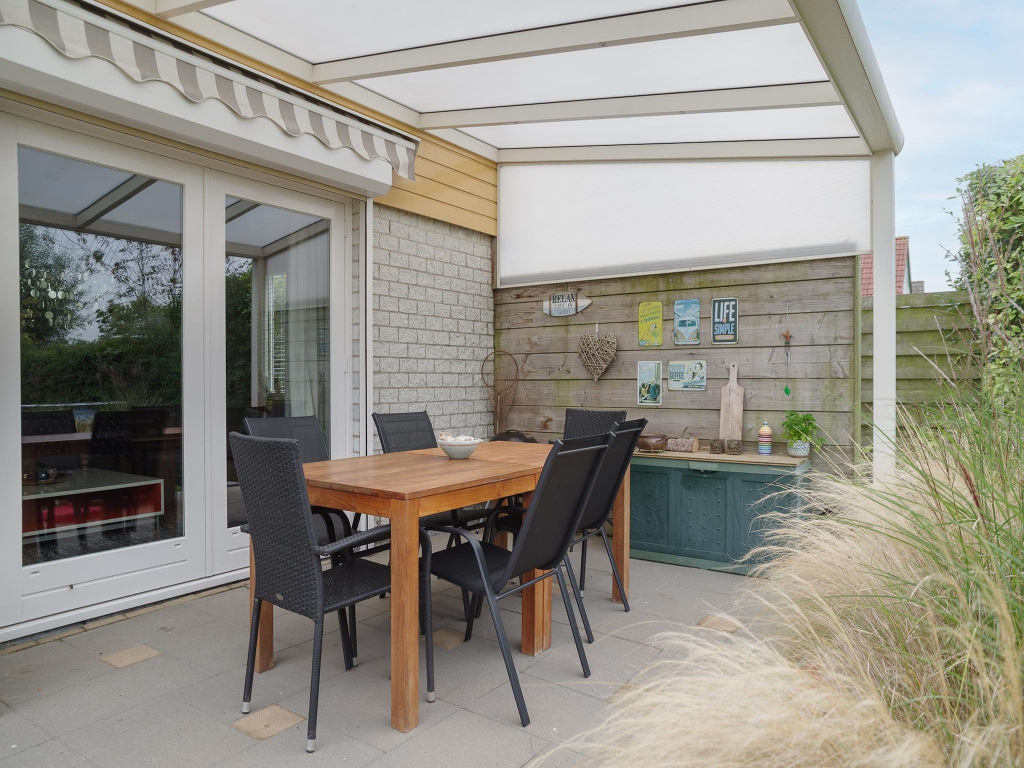 Het terras van Villapark De Oesterbaai 117 in Wemeldinge