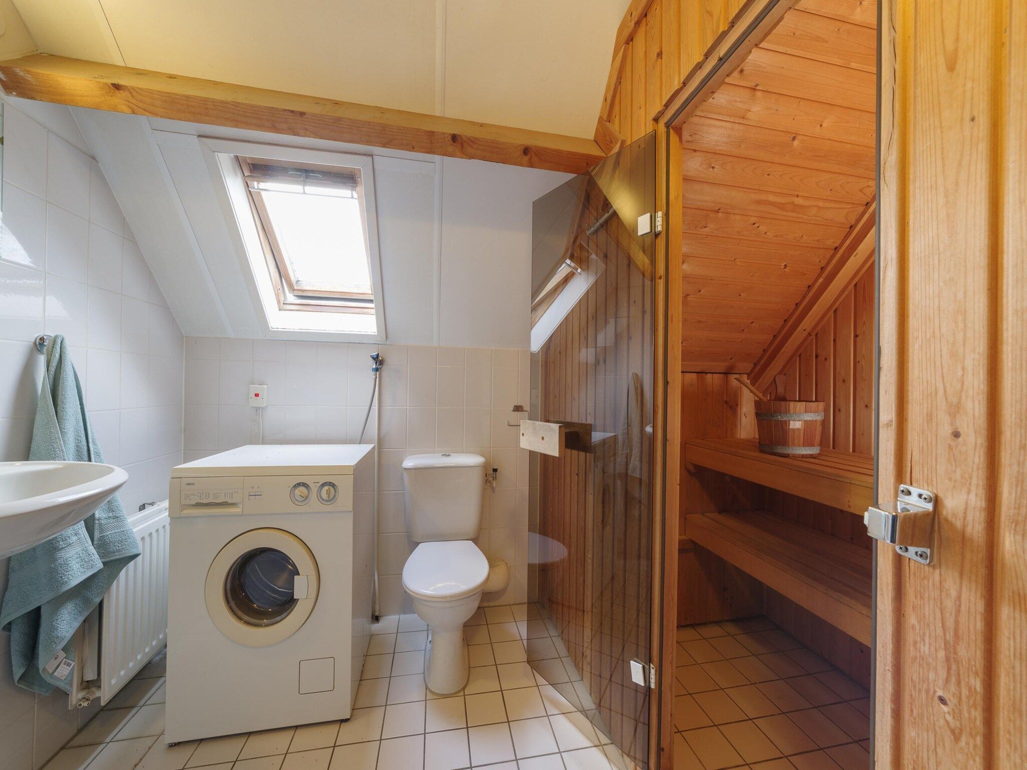 De badkamer van Villapark De Oesterbaai 123 in Wemeldinge