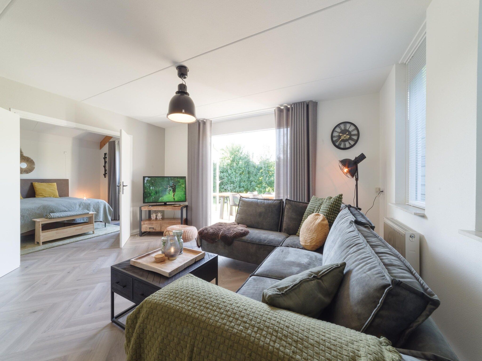 De woonkamer van Villapark De Oesterbaai 126 in Wemeldinge