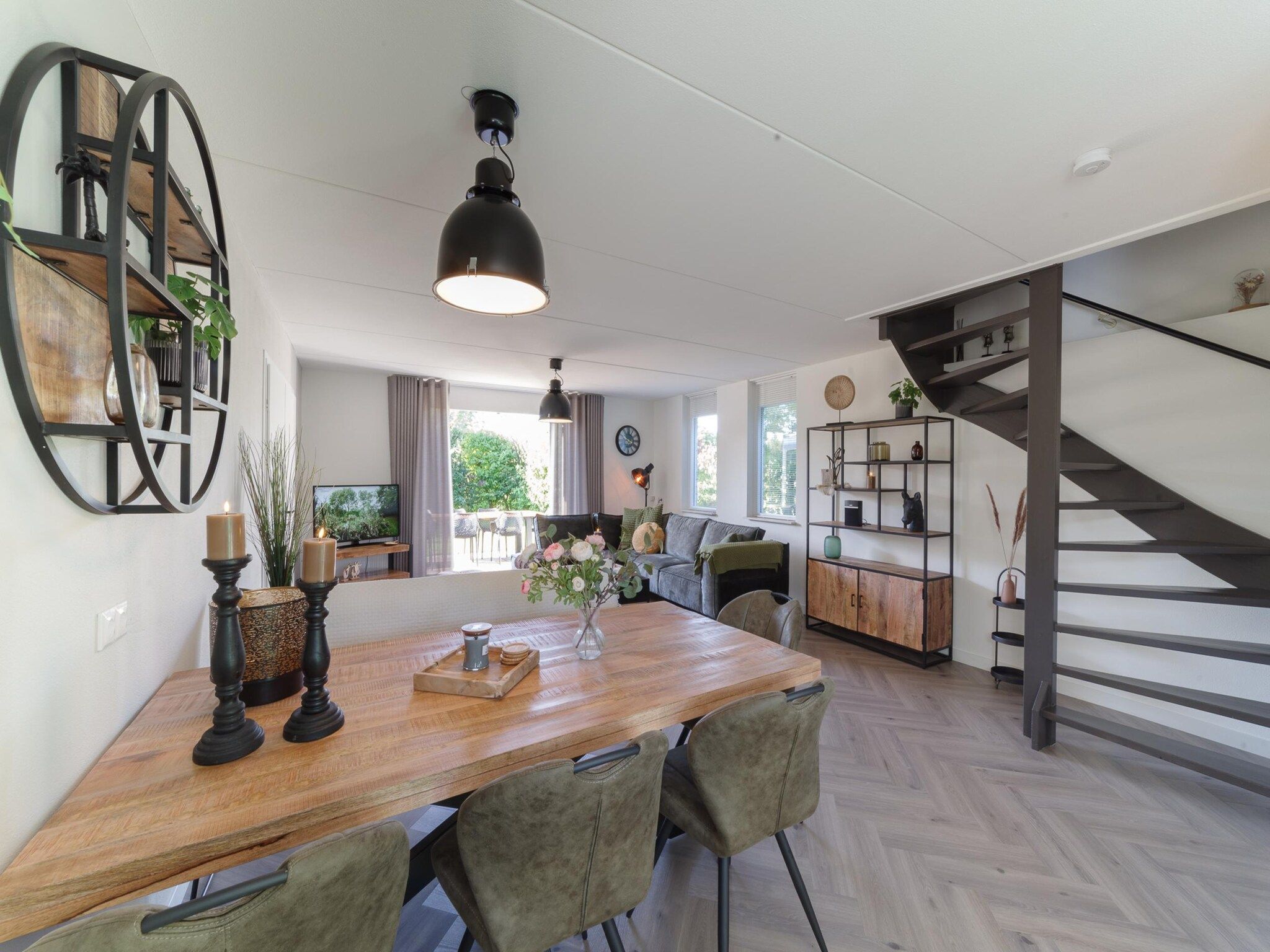 De eetkamer van Villapark De Oesterbaai 126 in Wemeldinge
