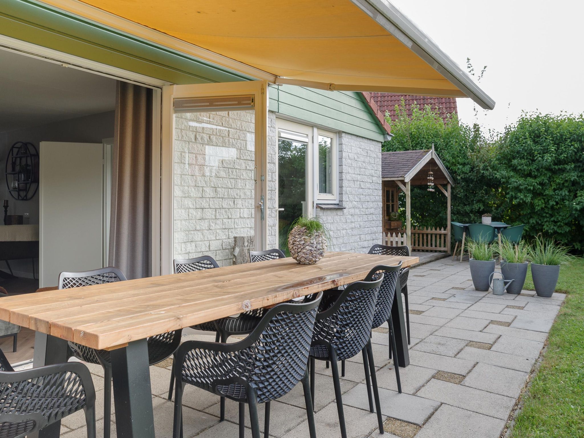 Het terras van Villapark De Oesterbaai 126 in Wemeldinge