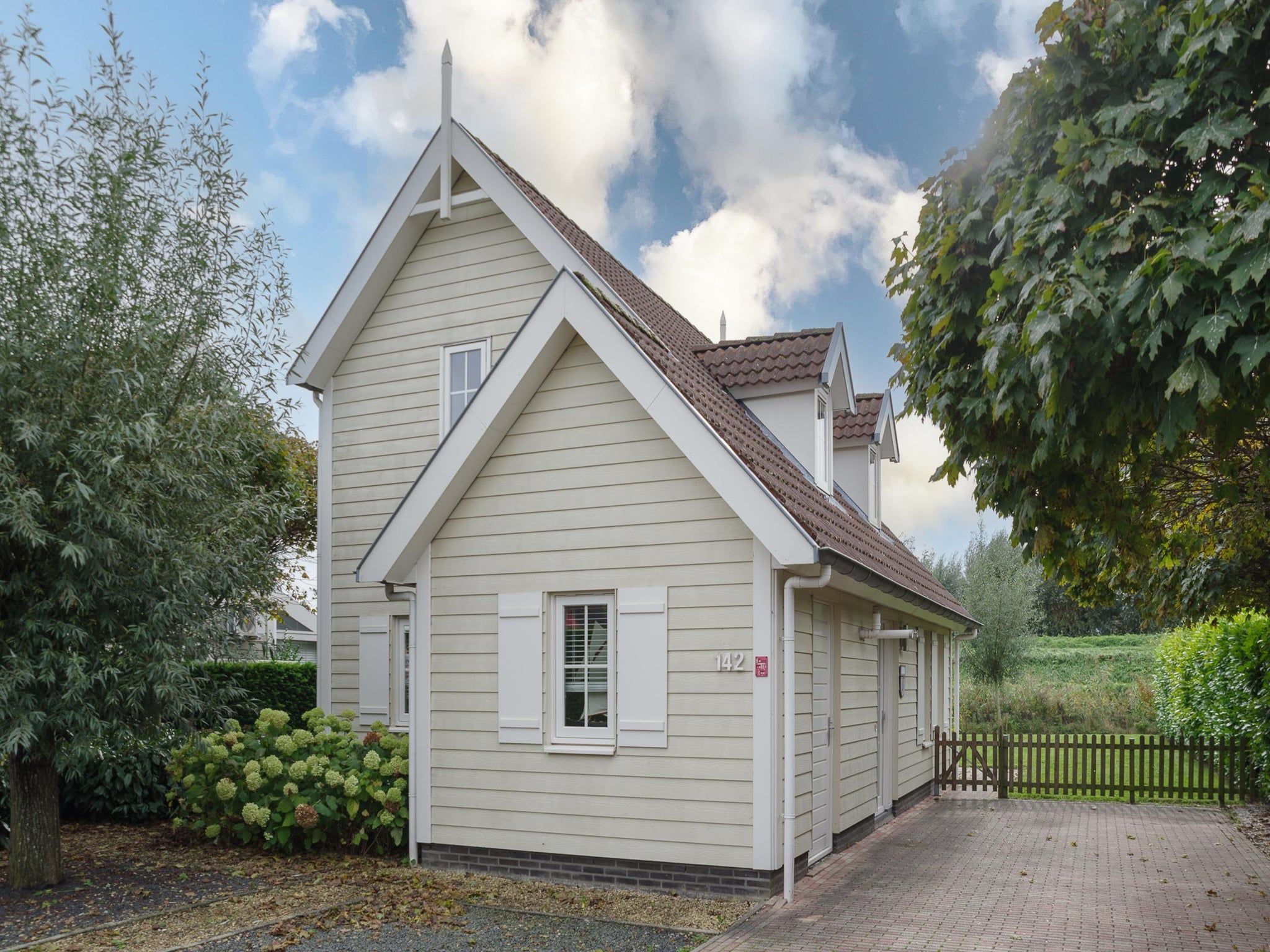 De buitenkant van Villapark De Oesterbaai 142 in Wemeldinge