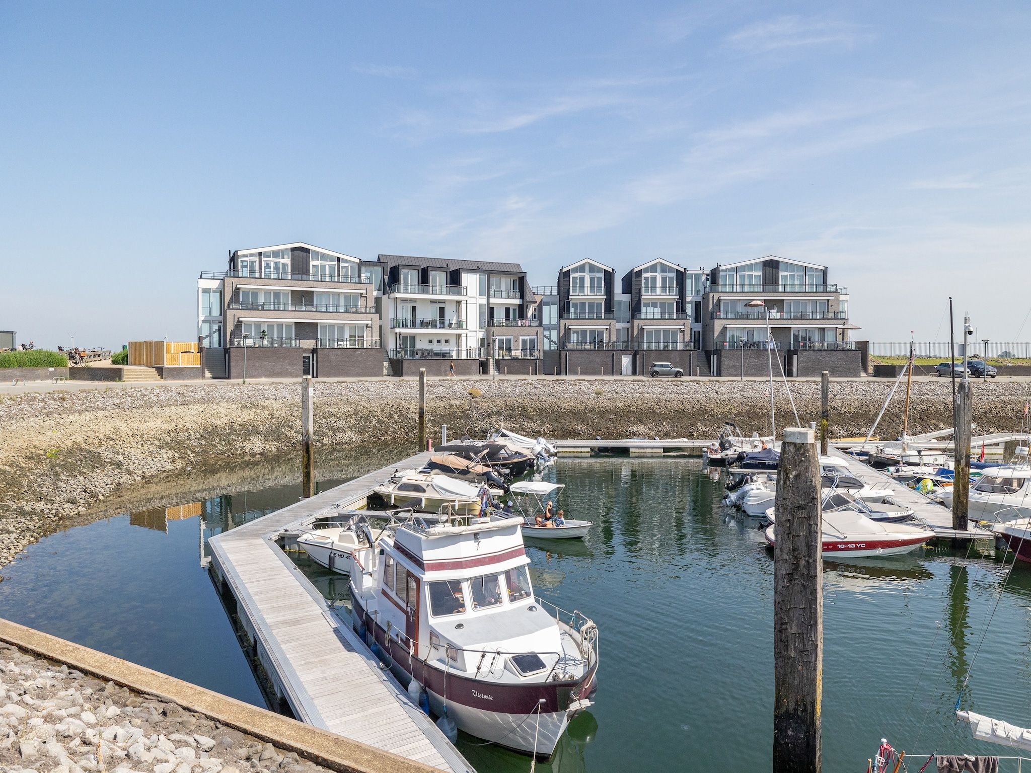 De buitenkant van Luxe appartement Vista Maris 'Laguna Beach House' - Havenweg 8-32  Sint-Annaland Oosterschelde in Sint-Annaland