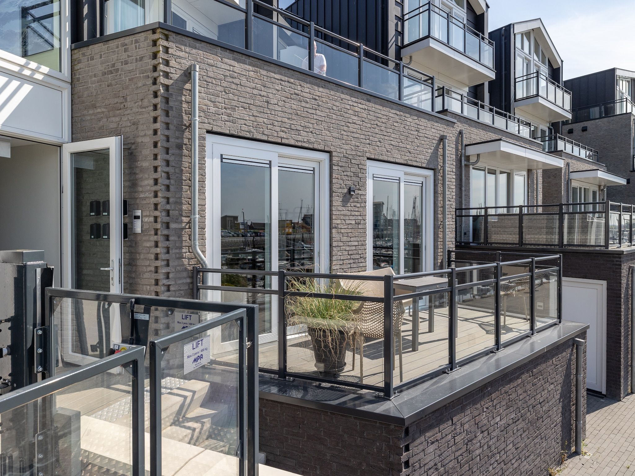 Het terras van Luxe appartement Vista Maris 'Laguna Beach House' - Havenweg 8-32  Sint-Annaland Oosterschelde in Sint-Annaland