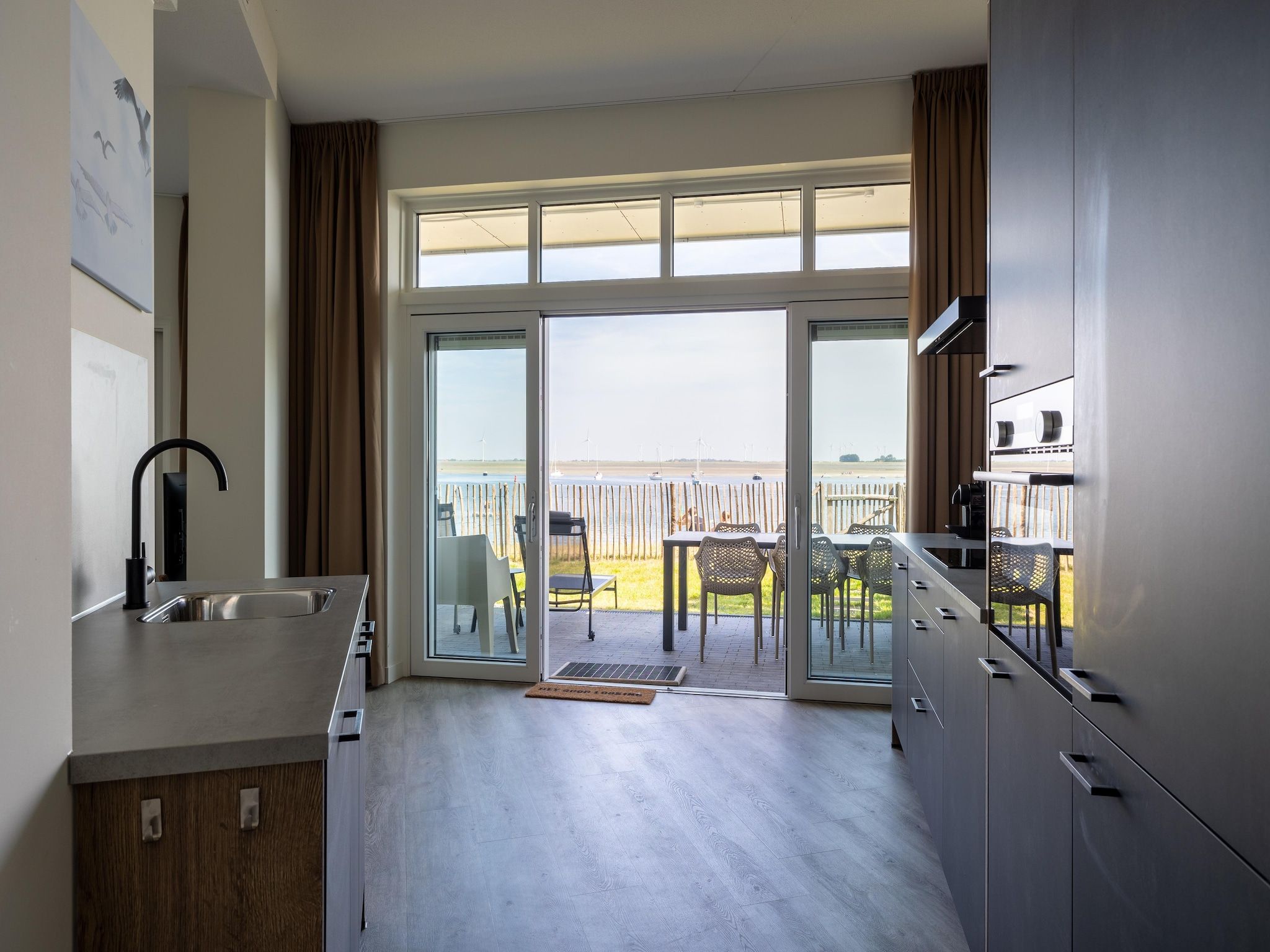 De keuken van Luxe appartement Vista Maris 'Laguna Beach House' - Havenweg 8-32  Sint-Annaland Oosterschelde in Sint-Annaland