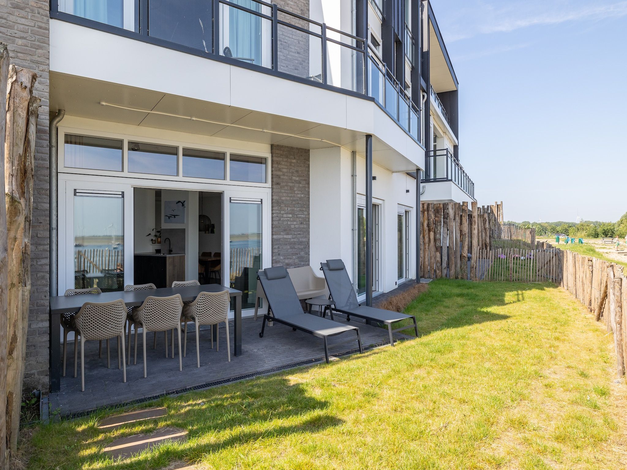 De tuin van Luxe appartement Vista Maris 'Laguna Beach House' - Havenweg 8-32  Sint-Annaland Oosterschelde in Sint-Annaland