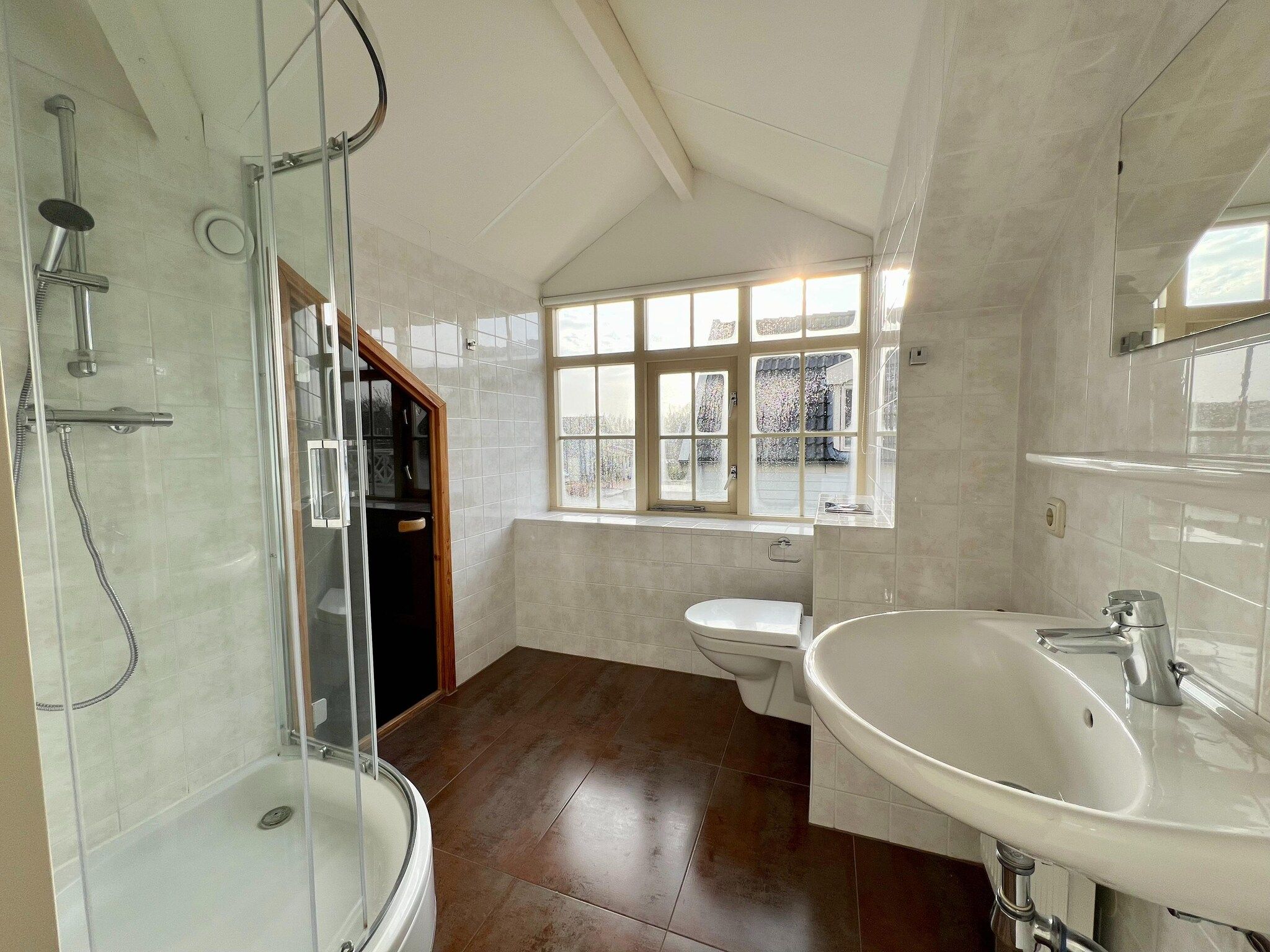 De badkamer van 233 in Simonshaven
