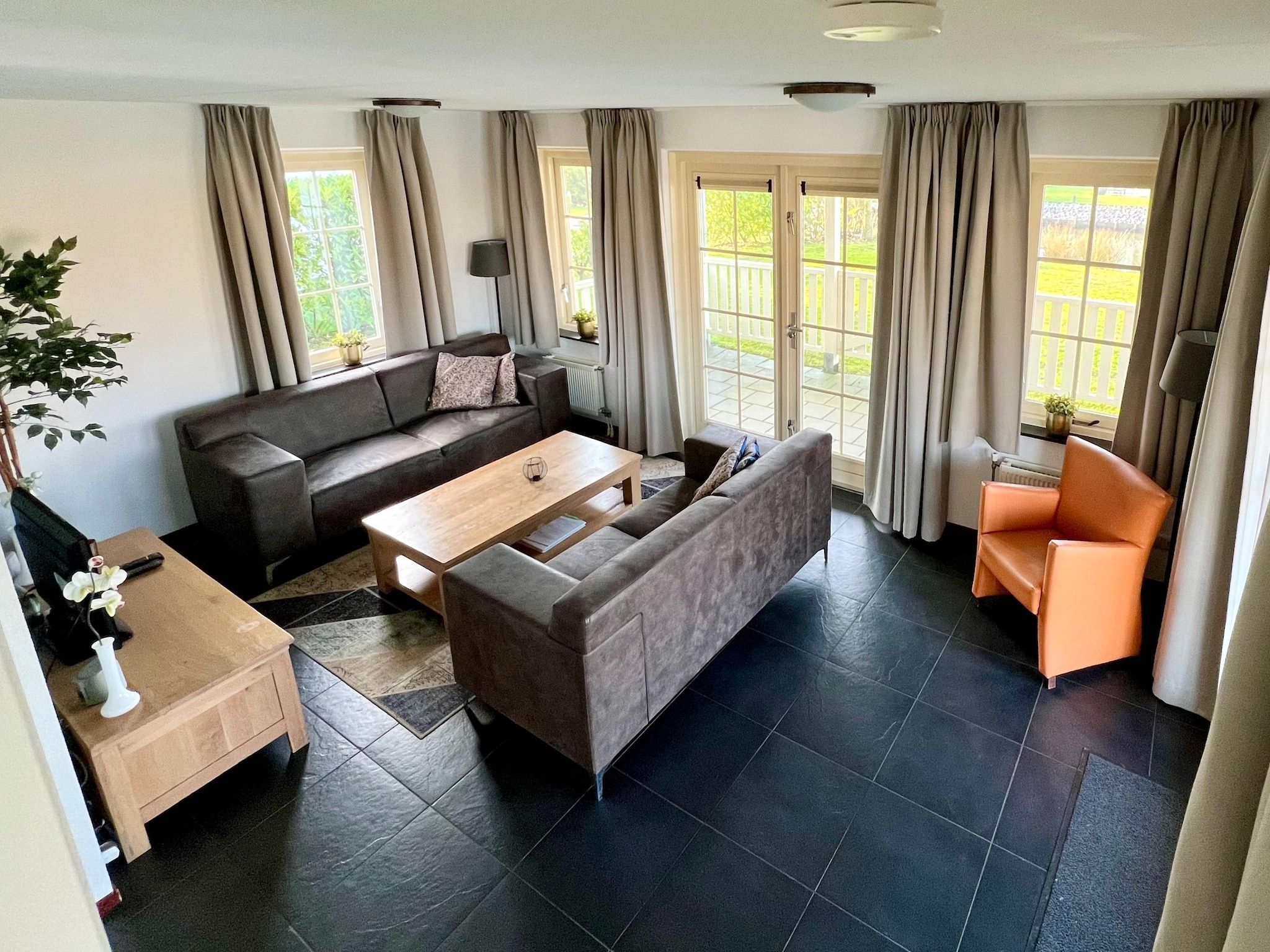 De woonkamer van 233 in Simonshaven