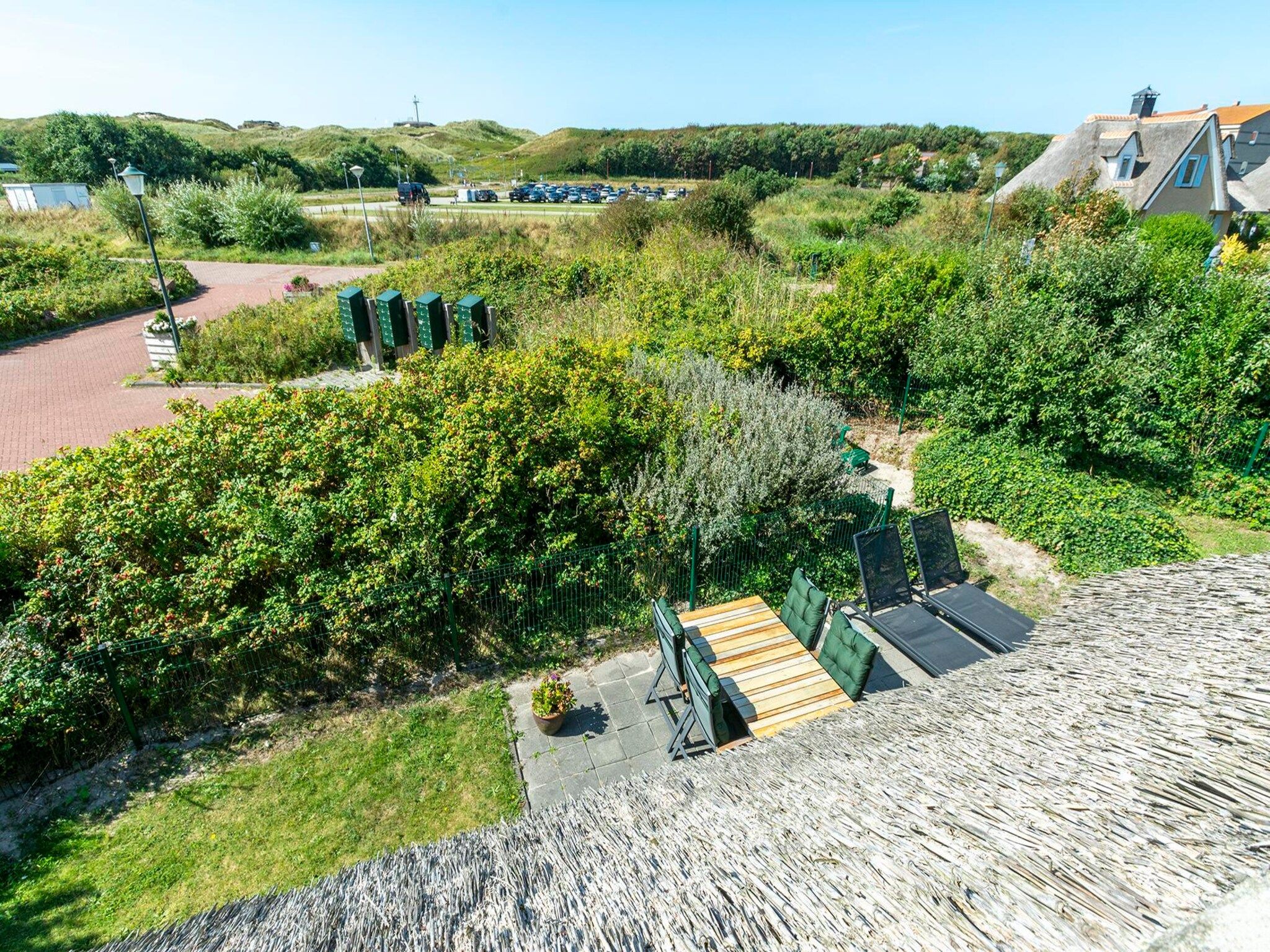 De tuin van Duynopgangh 47 in Julianadorp aan Zee