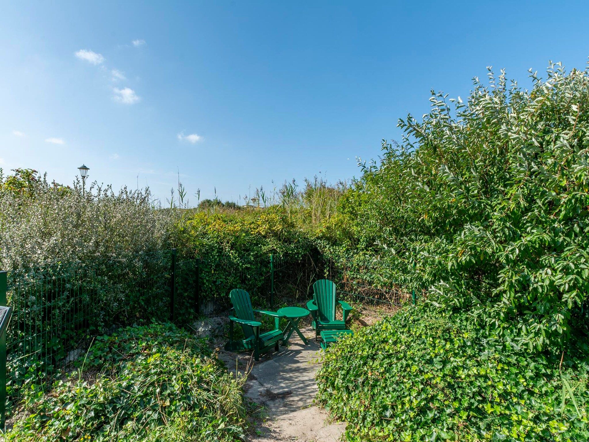 De tuin van Duynopgangh 47 in Julianadorp aan Zee