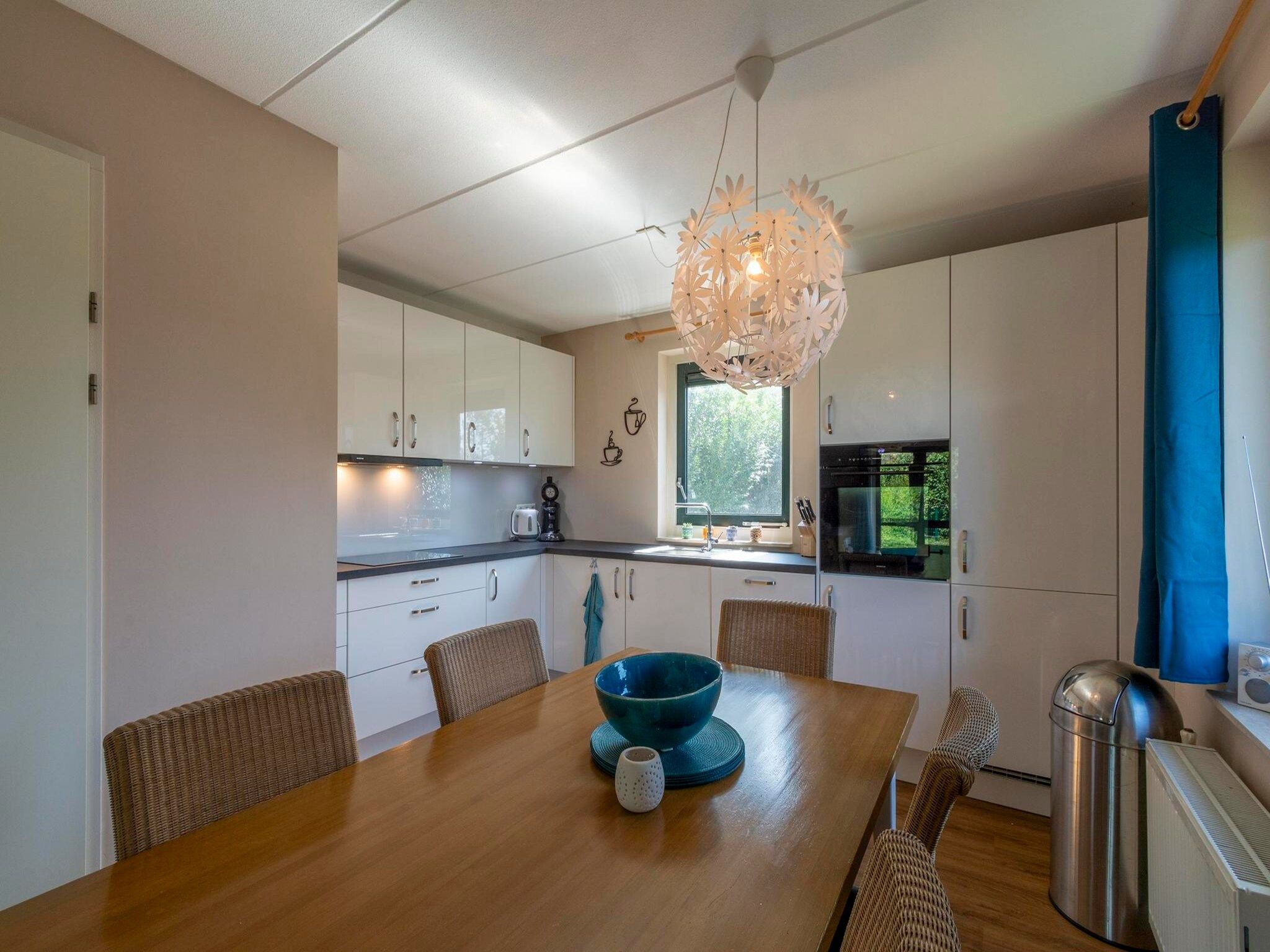 De eetkamer van Duynopgangh 47 in Julianadorp aan Zee